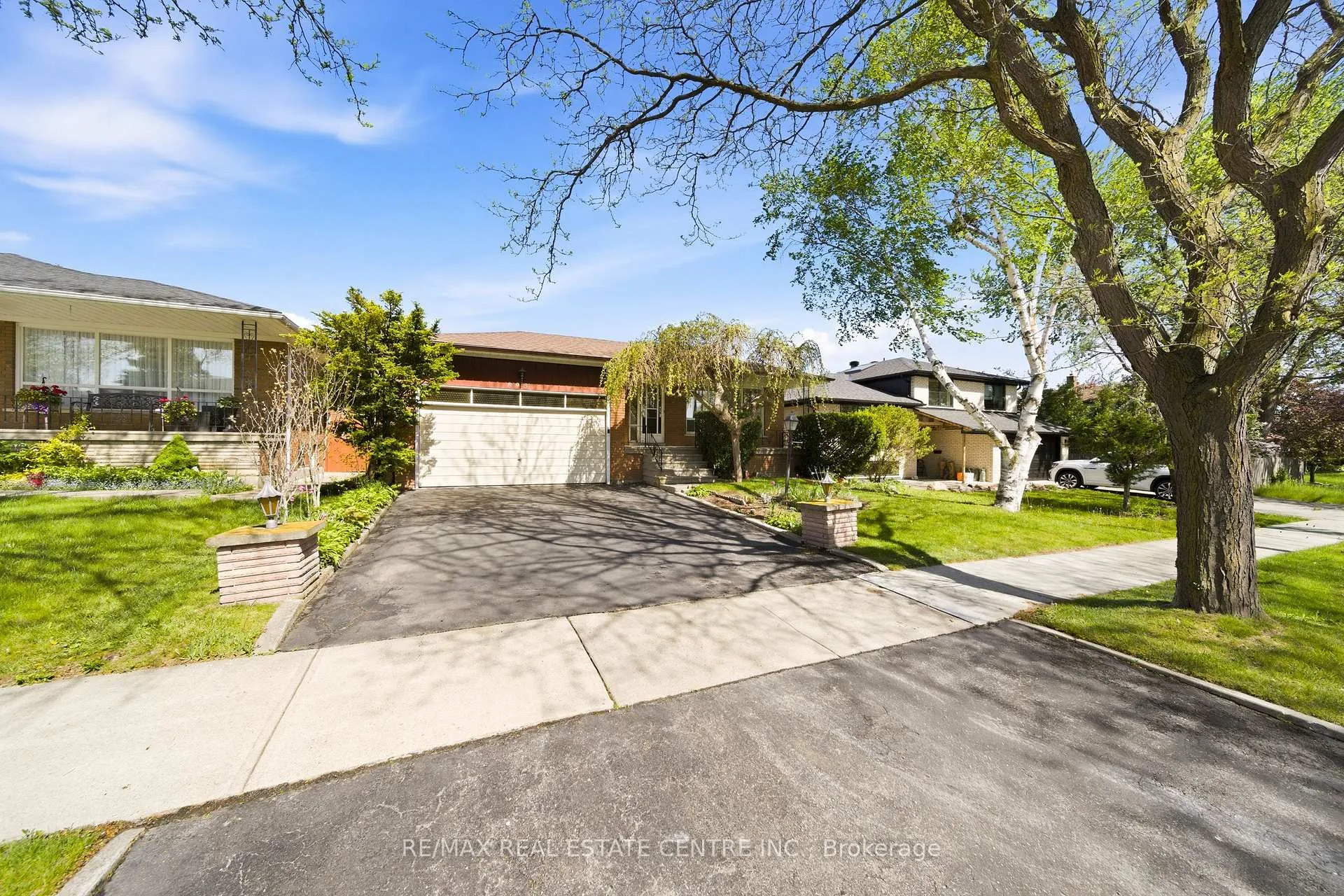 Photo 4 of 893 Hollowtree Crescent, Mississauga, Applewood — HOMEH