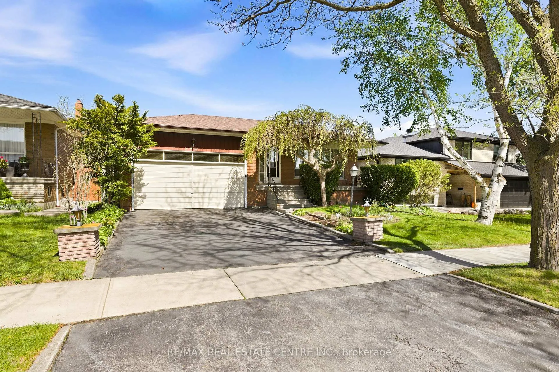 Photo 5 of 893 Hollowtree Crescent, Mississauga, Applewood — HOMEH