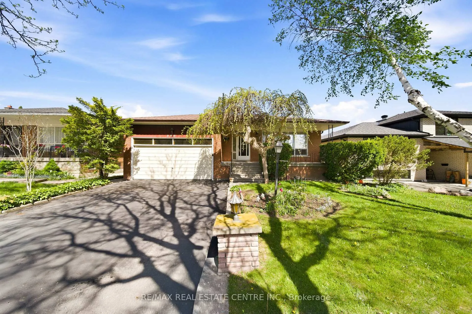 Photo 7 of 893 Hollowtree Crescent, Mississauga, Applewood — HOMEH