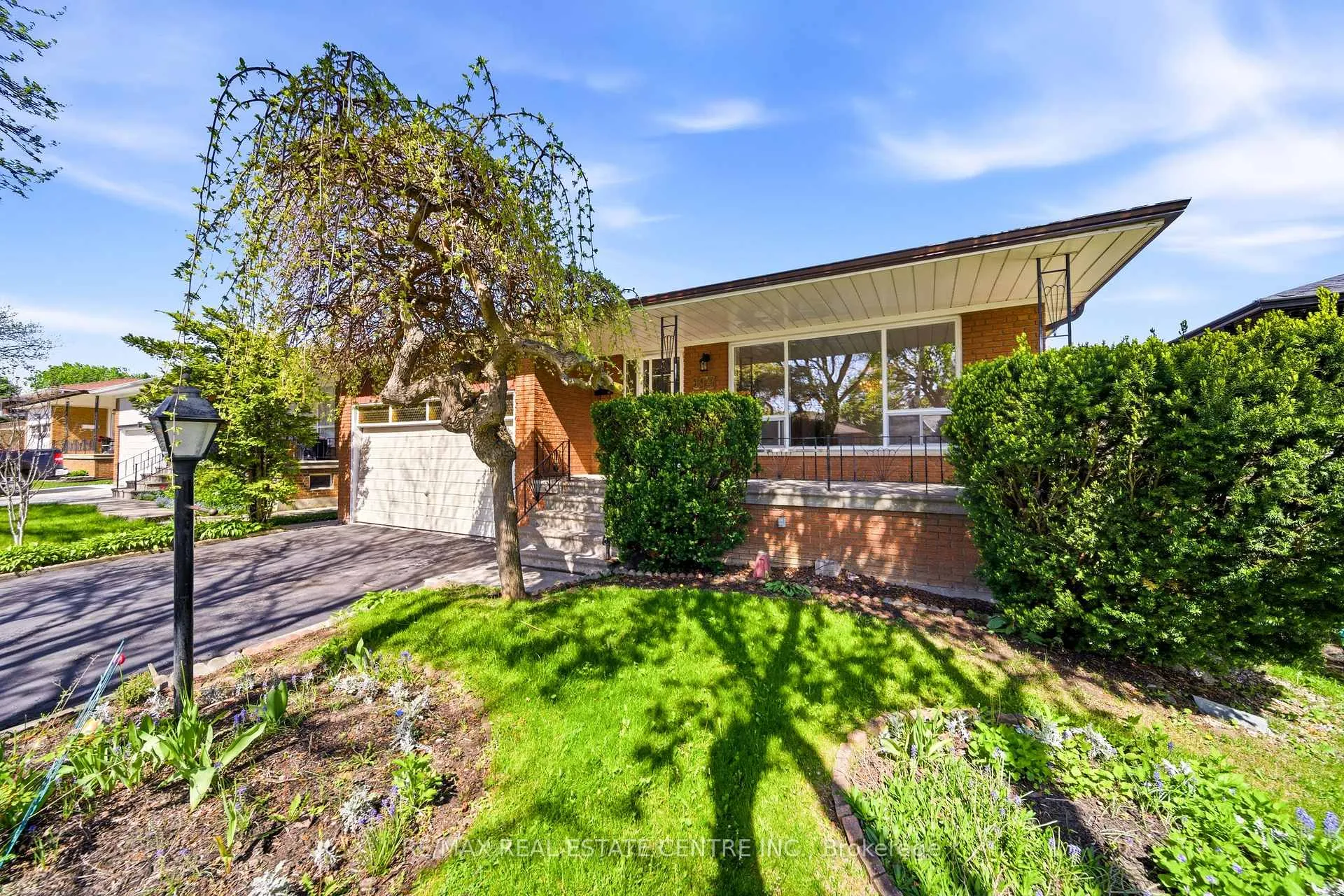 Photo 8 of 893 Hollowtree Crescent, Mississauga, Applewood — HOMEH