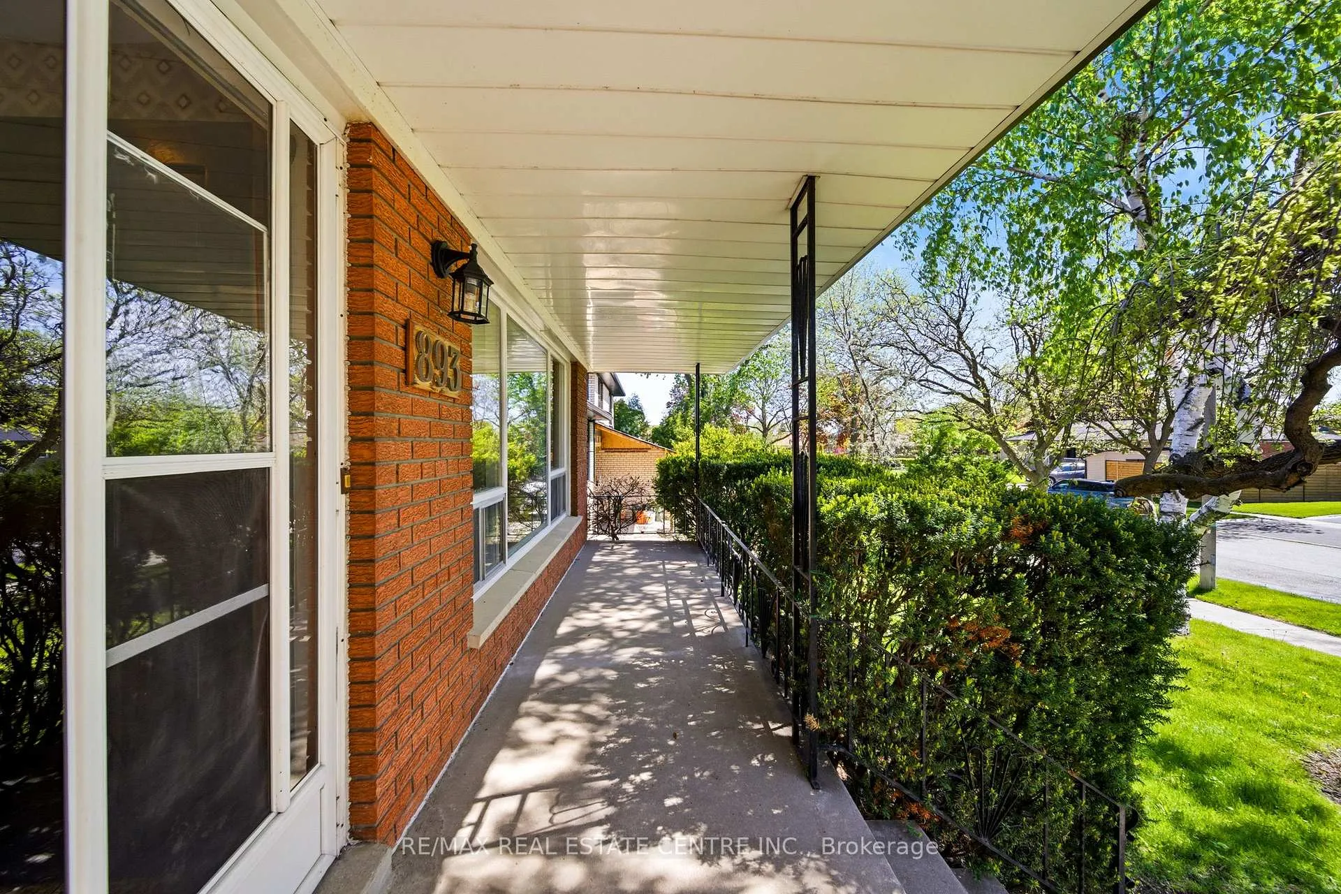 Photo 9 of 893 Hollowtree Crescent, Mississauga, Applewood — HOMEH