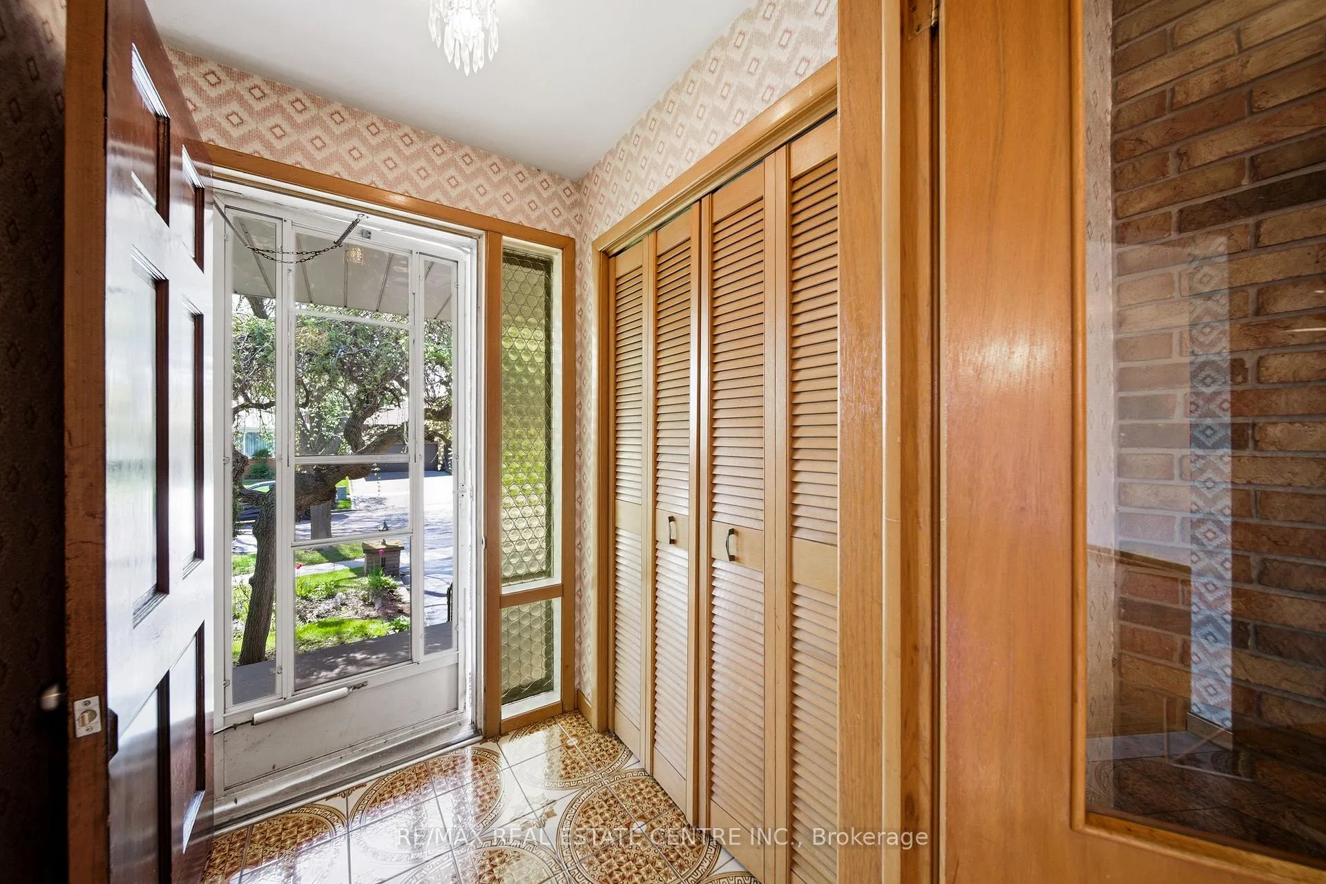 Photo 10 of 893 Hollowtree Crescent, Mississauga, Applewood — HOMEH