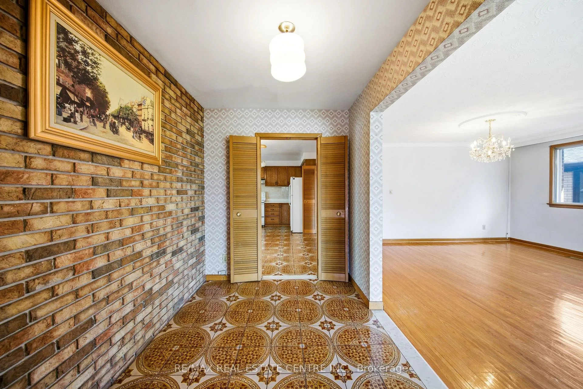 Photo 11 of 893 Hollowtree Crescent, Mississauga, Applewood — HOMEH