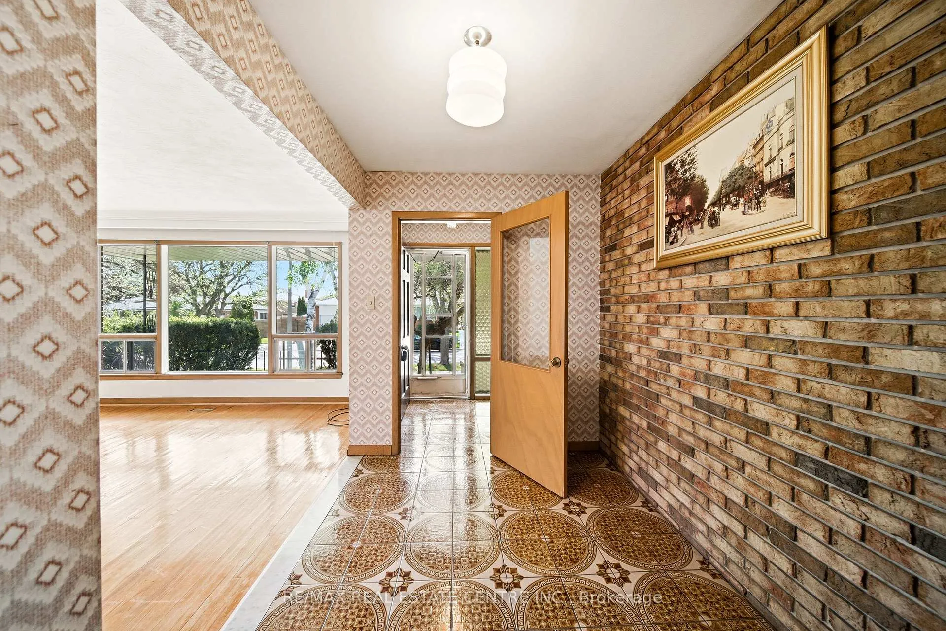 Photo 12 of 893 Hollowtree Crescent, Mississauga, Applewood — HOMEH