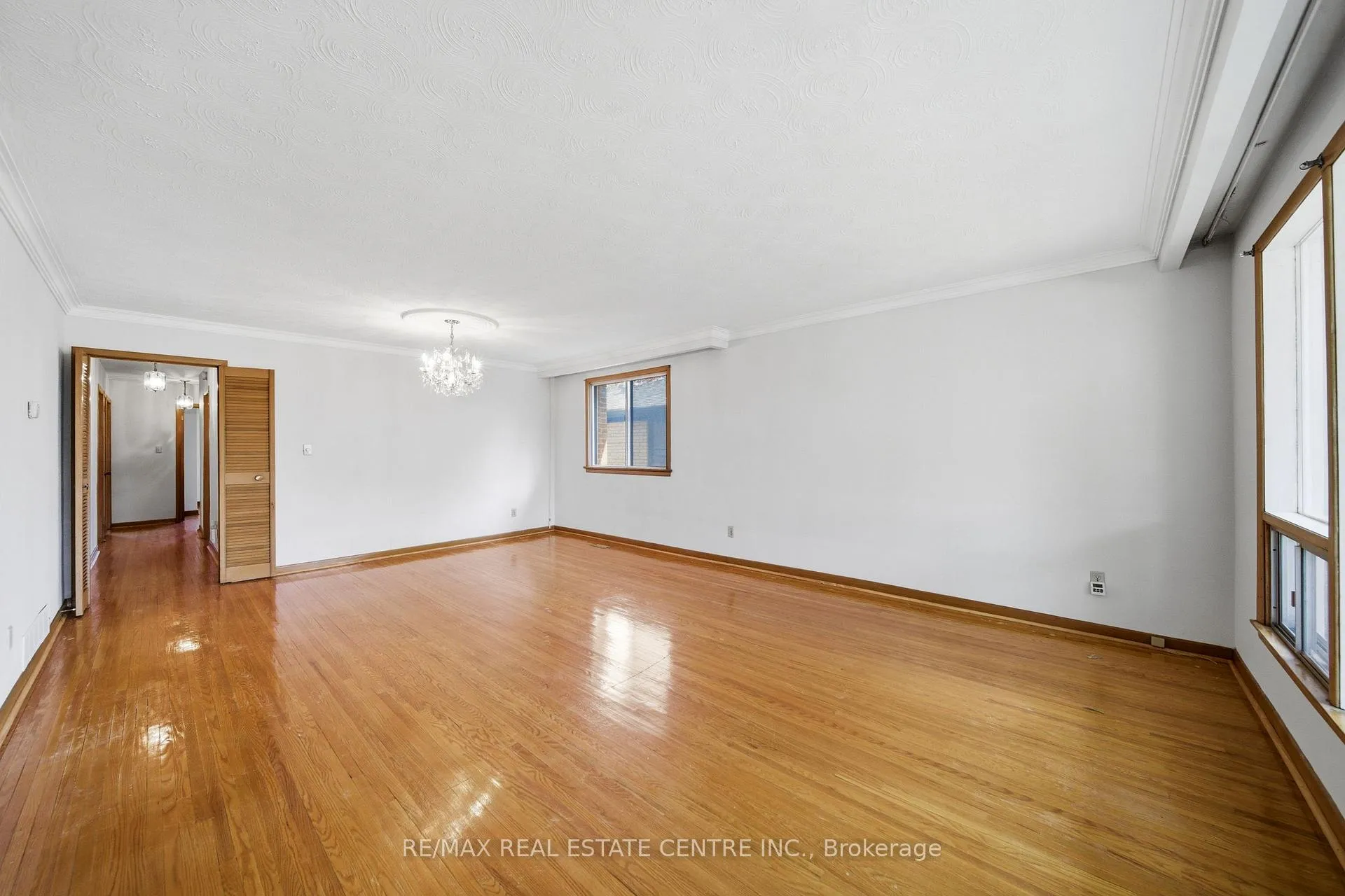Photo 13 of 893 Hollowtree Crescent, Mississauga, Applewood — HOMEH