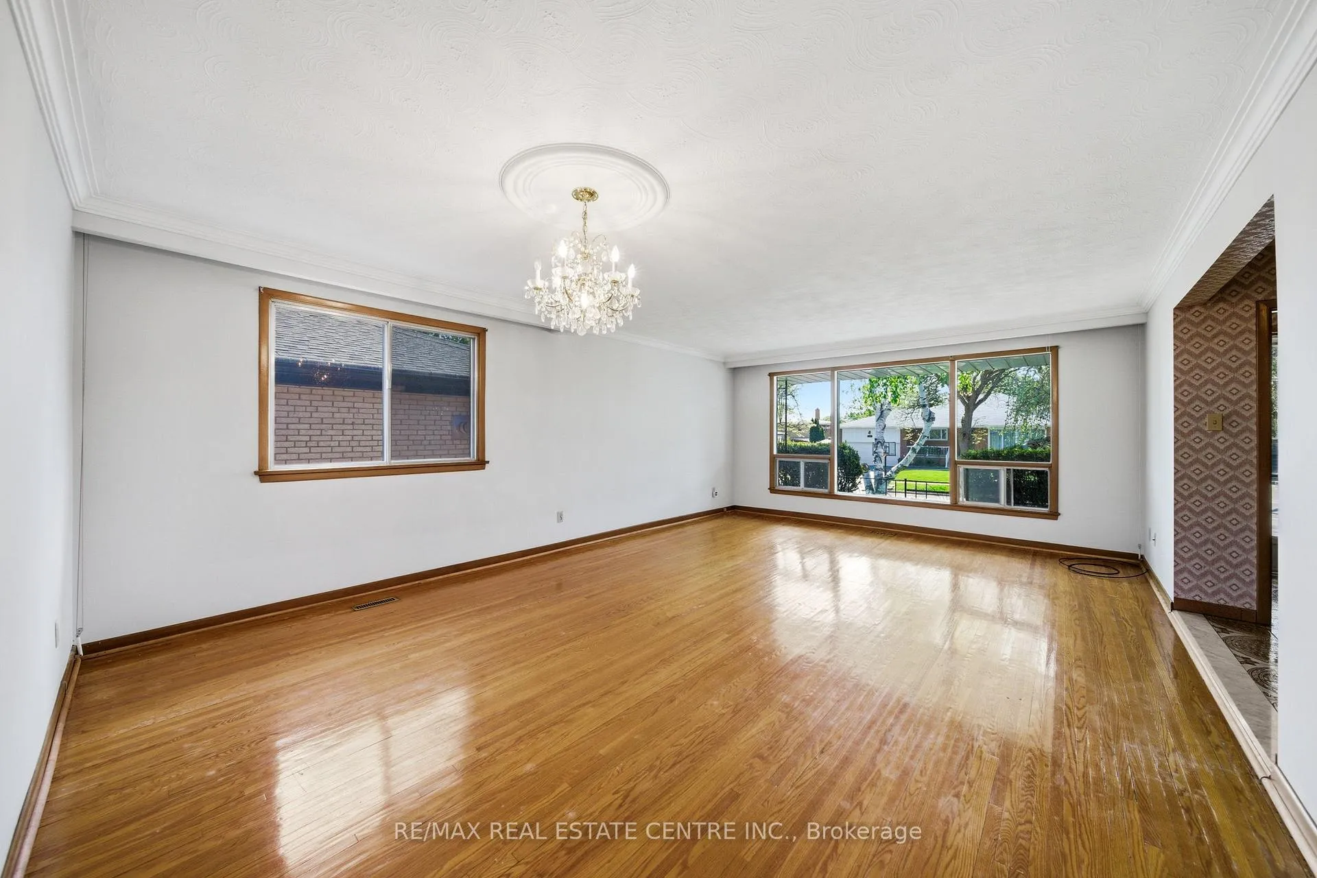 Photo 14 of 893 Hollowtree Crescent, Mississauga, Applewood — HOMEH
