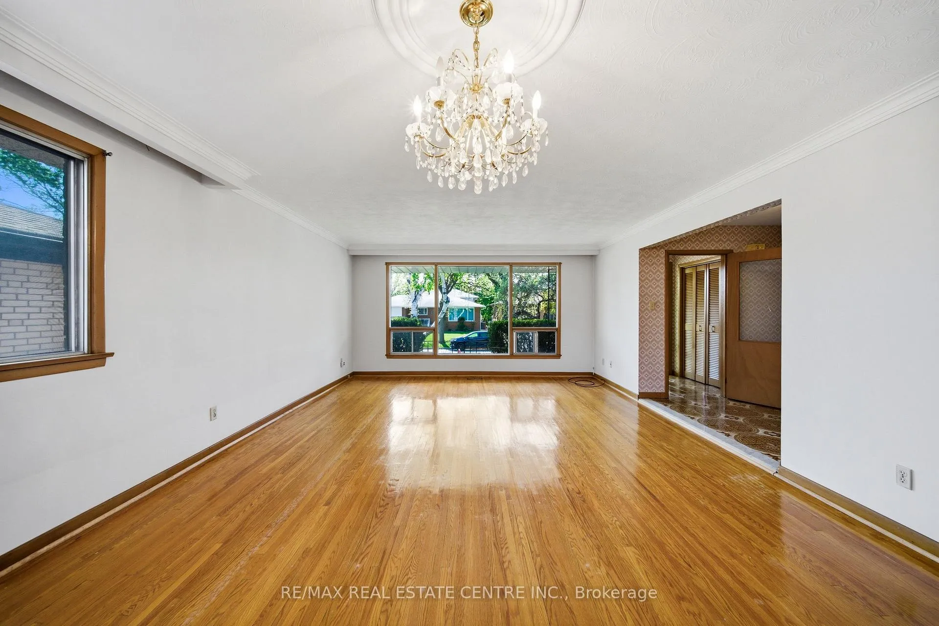 Photo 15 of 893 Hollowtree Crescent, Mississauga, Applewood — HOMEH