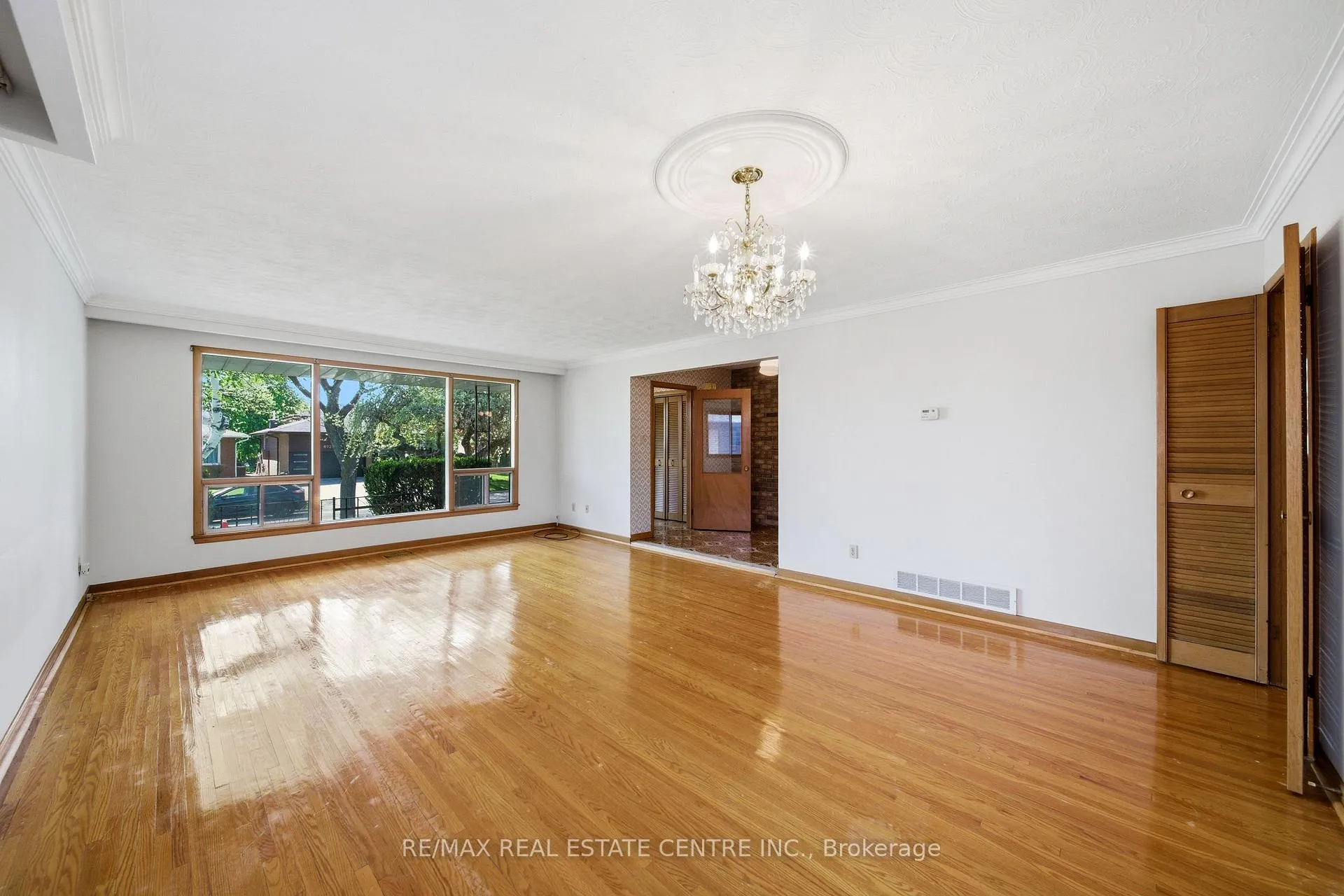 Photo 16 of 893 Hollowtree Crescent, Mississauga, Applewood — HOMEH