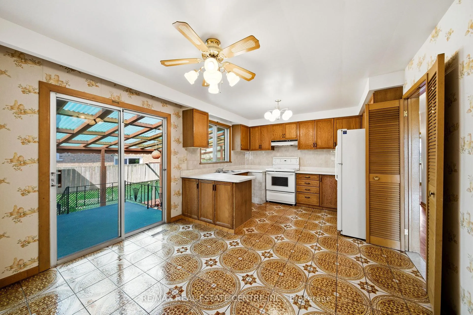 Photo 17 of 893 Hollowtree Crescent, Mississauga, Applewood — HOMEH