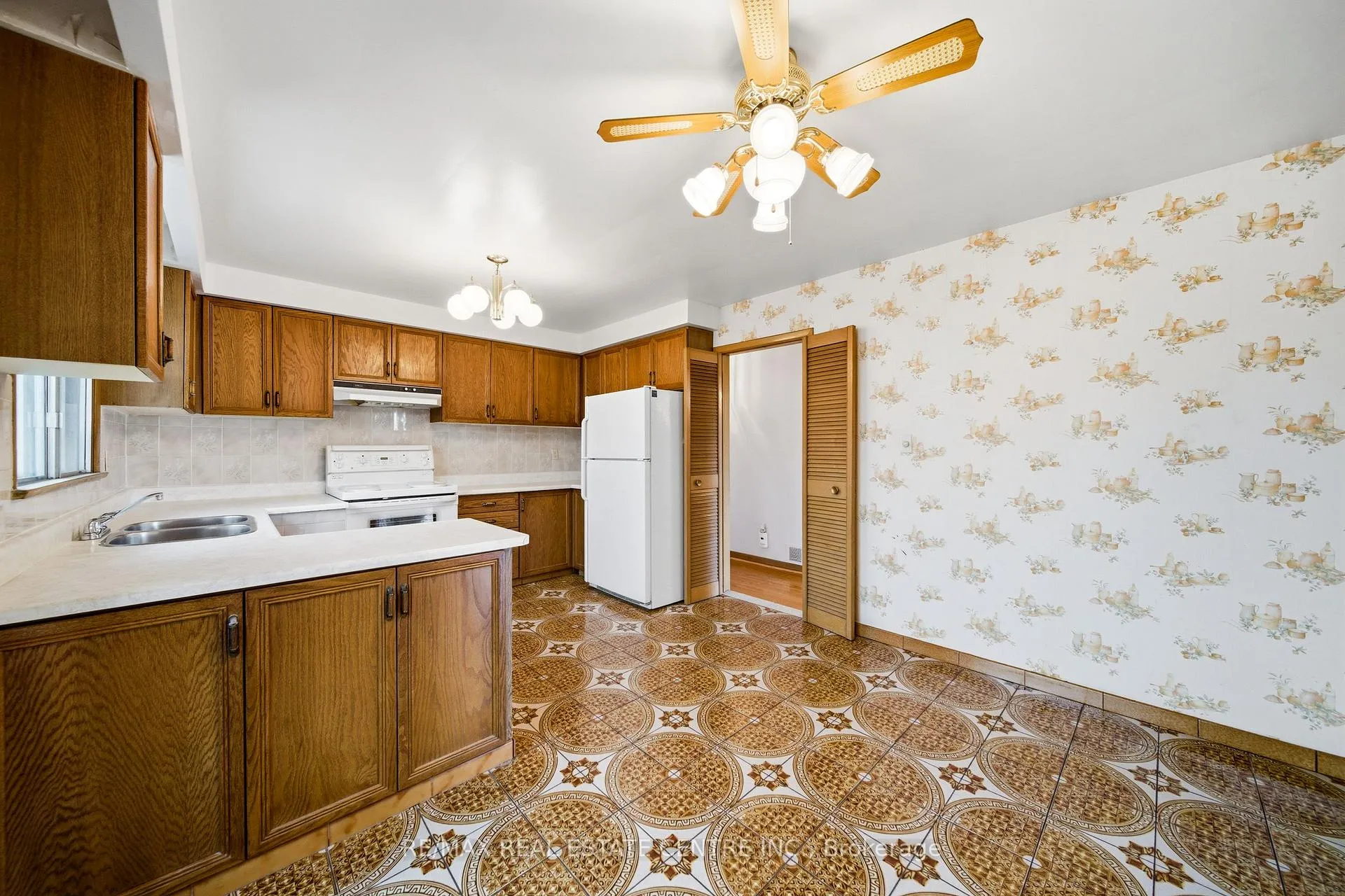 Photo 19 of 893 Hollowtree Crescent, Mississauga, Applewood — HOMEH