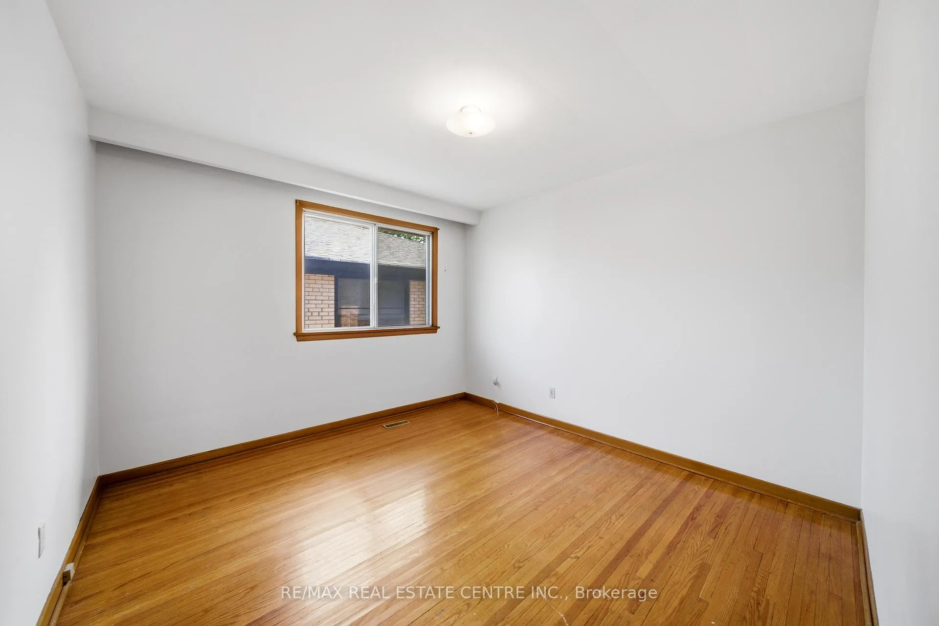 Photo 21 of 893 Hollowtree Crescent, Mississauga, Applewood — HOMEH