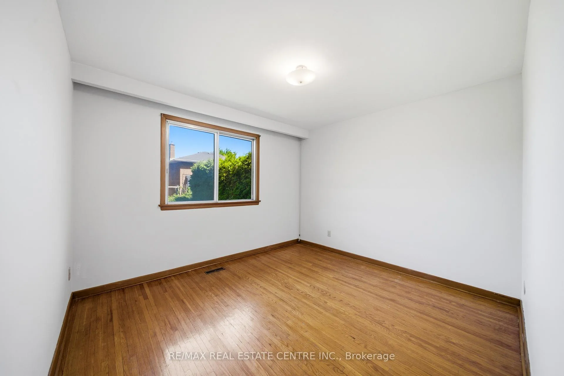 Photo 23 of 893 Hollowtree Crescent, Mississauga, Applewood — HOMEH