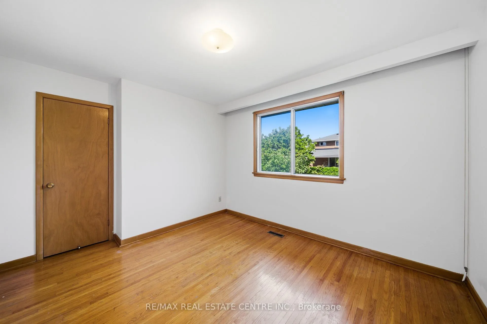 Photo 24 of 893 Hollowtree Crescent, Mississauga, Applewood — HOMEH