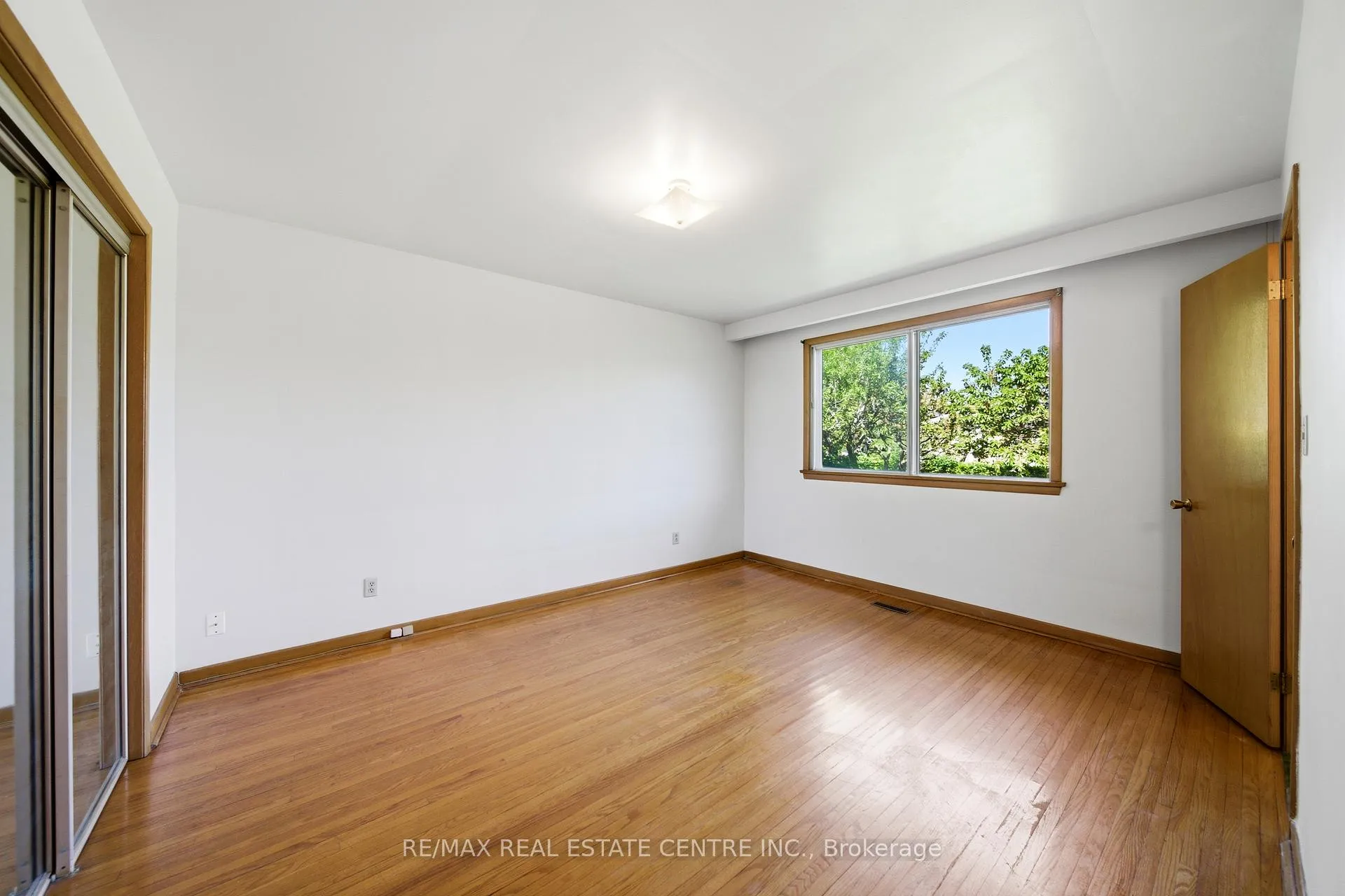 Photo 25 of 893 Hollowtree Crescent, Mississauga, Applewood — HOMEH