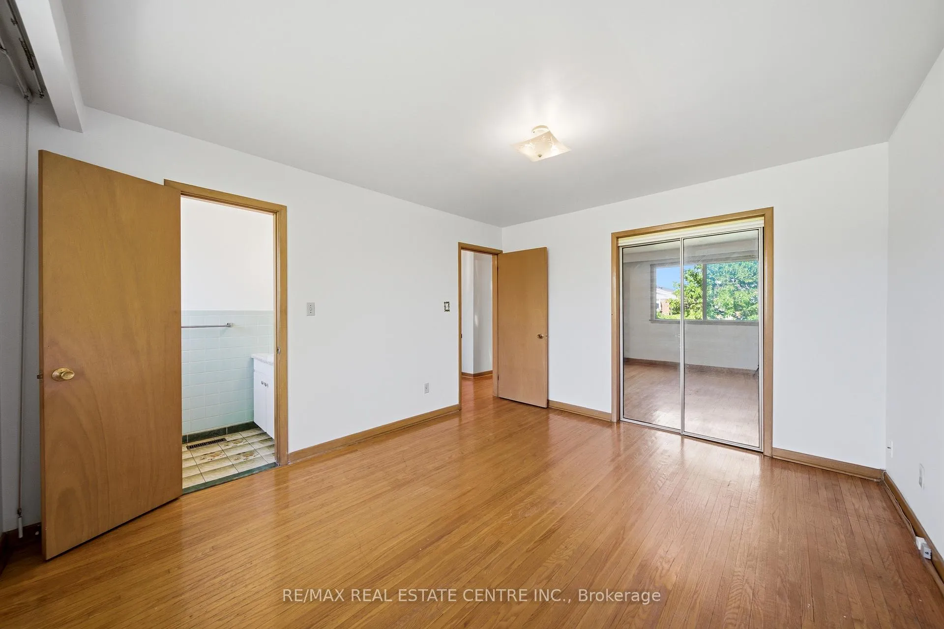 Photo 26 of 893 Hollowtree Crescent, Mississauga, Applewood — HOMEH