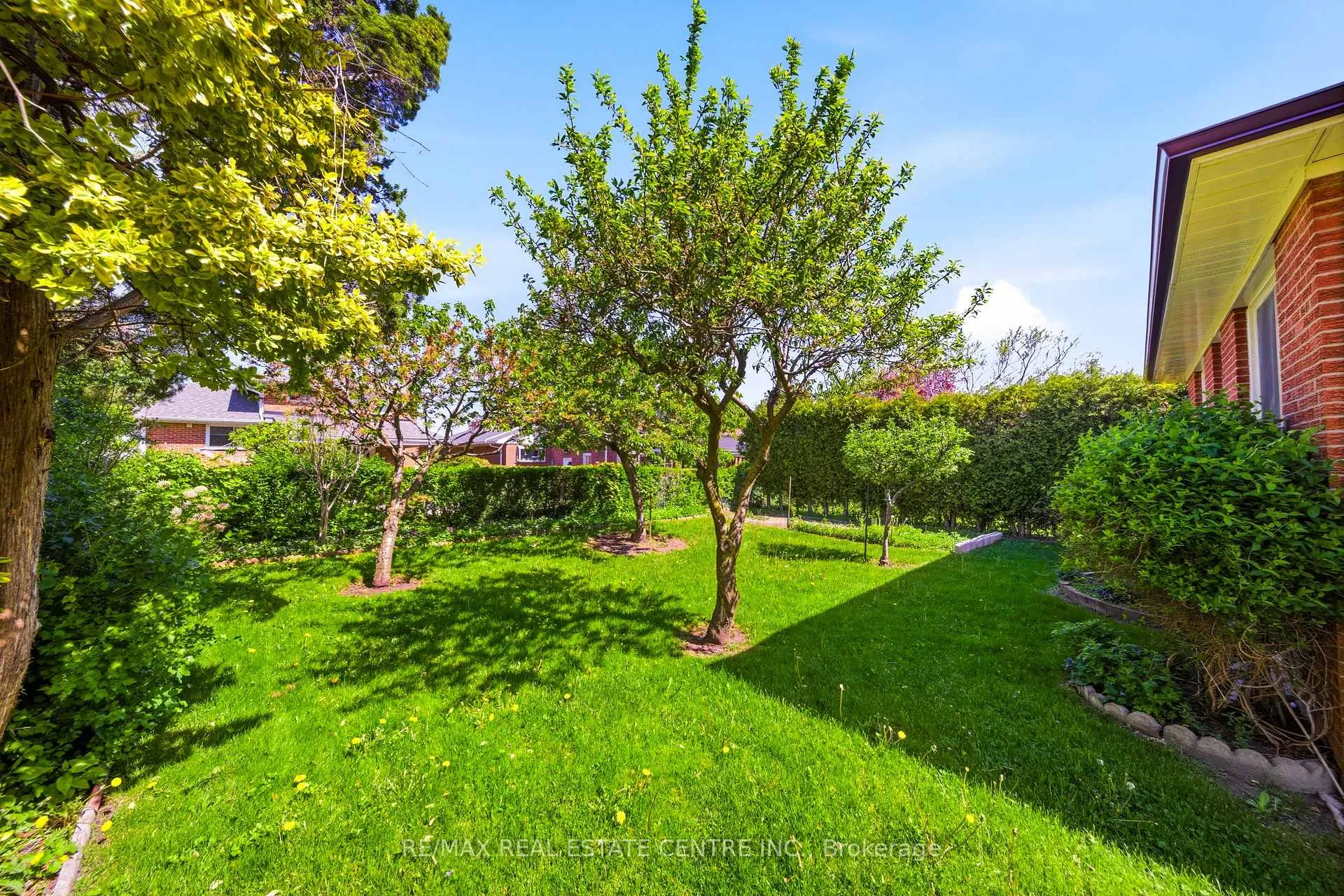Photo 38 of 893 Hollowtree Crescent, Mississauga, Applewood — HOMEH