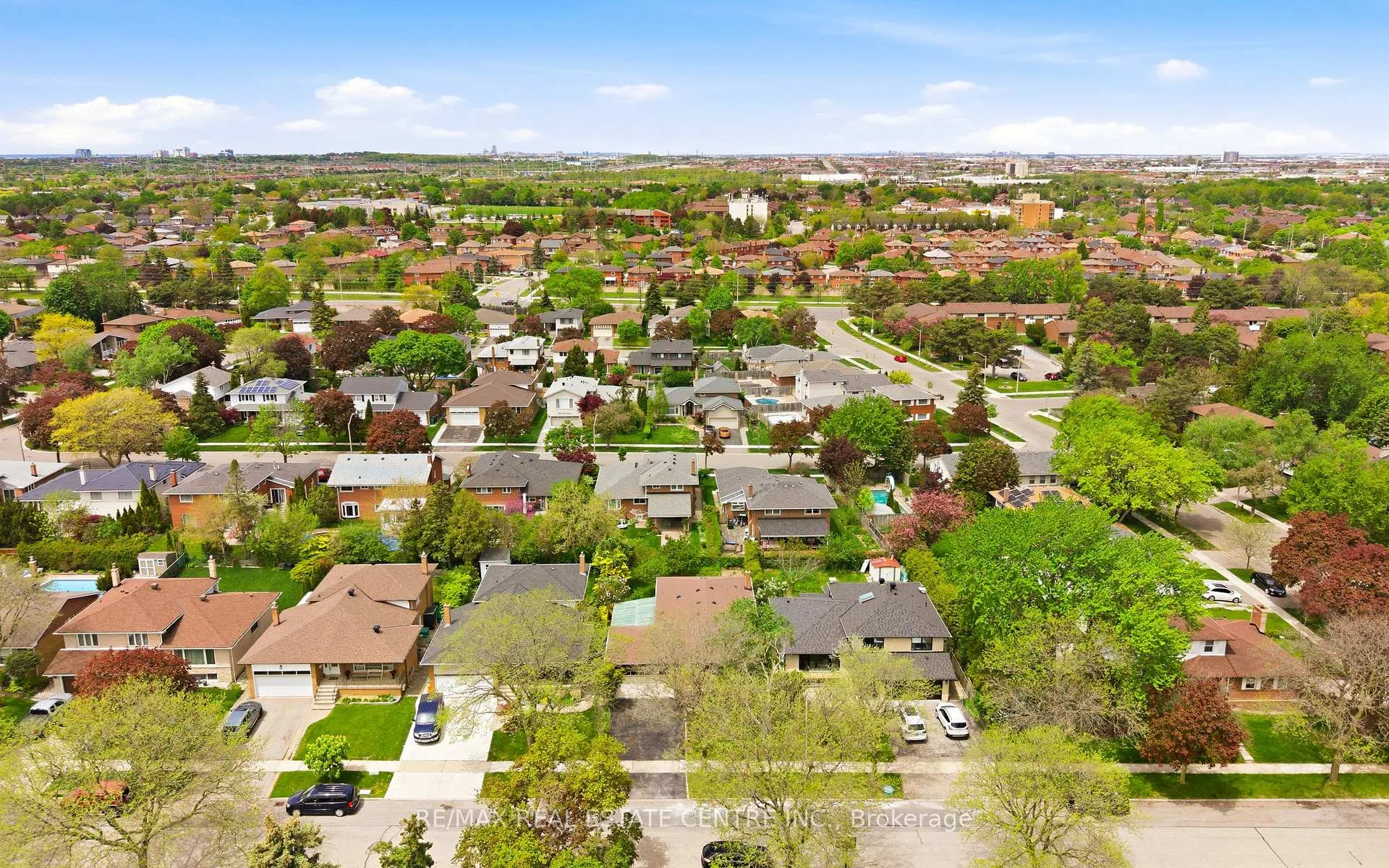 Photo 45 of 893 Hollowtree Crescent, Mississauga, Applewood — HOMEH