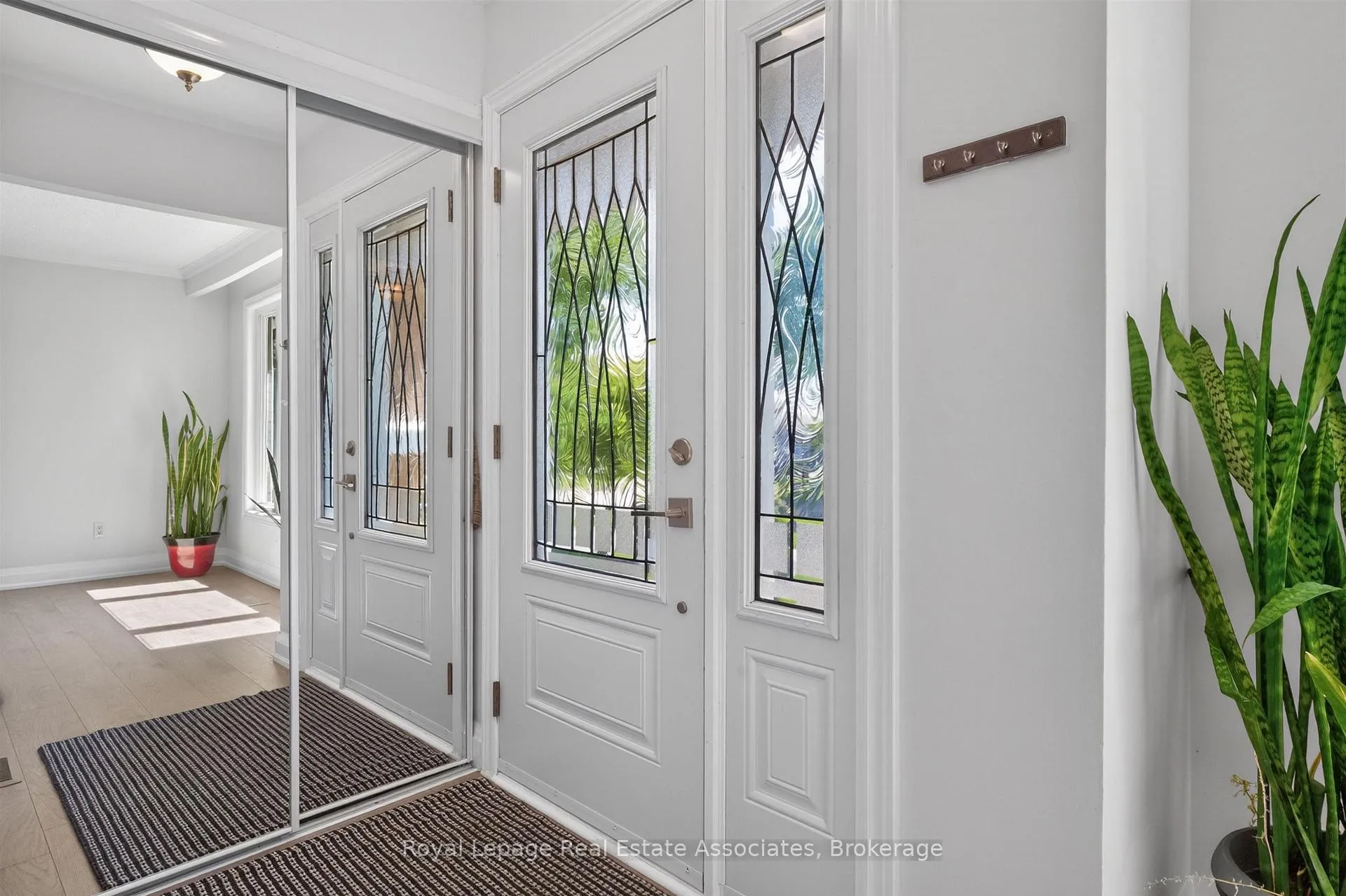 Photo 3 of 2663 Widemarr Road, Mississauga, Clarkson — HOMEH