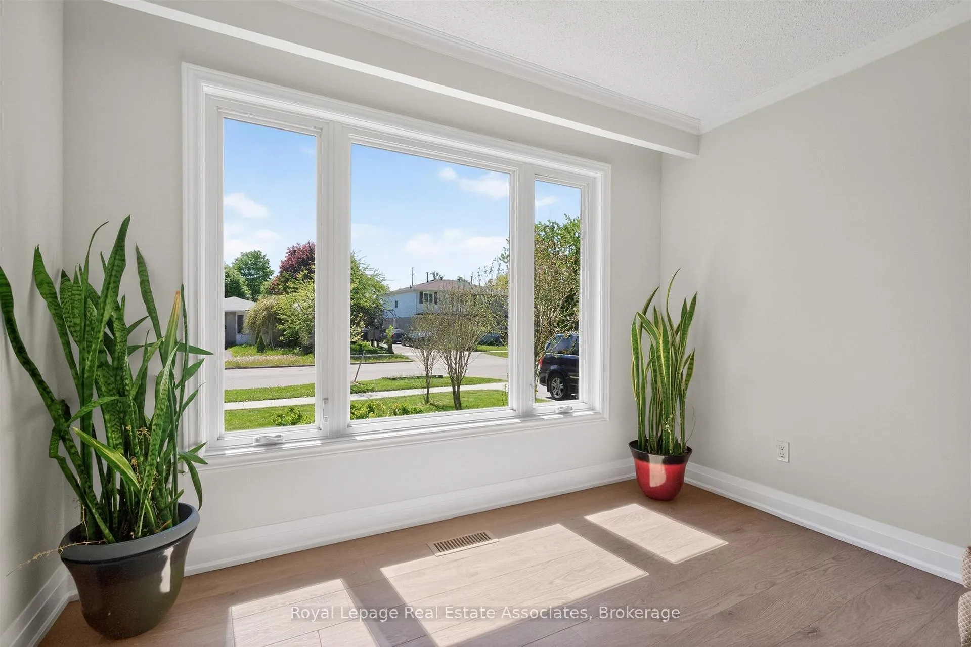 Photo 7 of 2663 Widemarr Road, Mississauga, Clarkson — HOMEH
