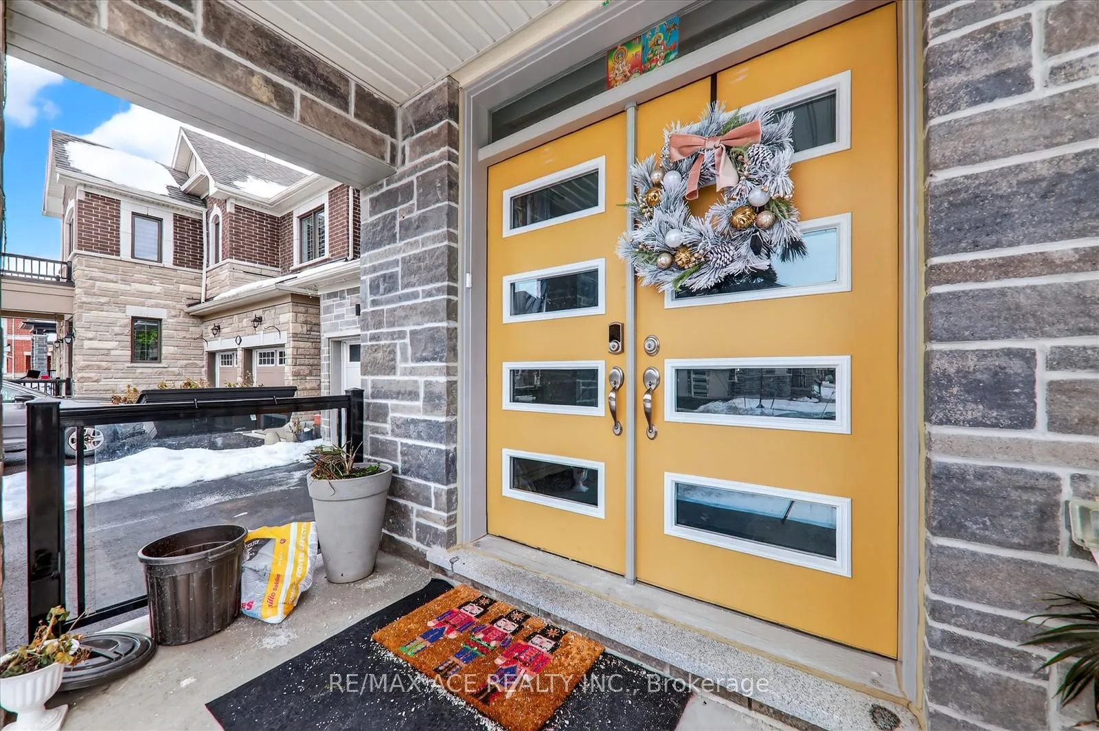 Photo 4 of 1419 Mockingbird Square, Pickering, Rural Pickering — HOMEH