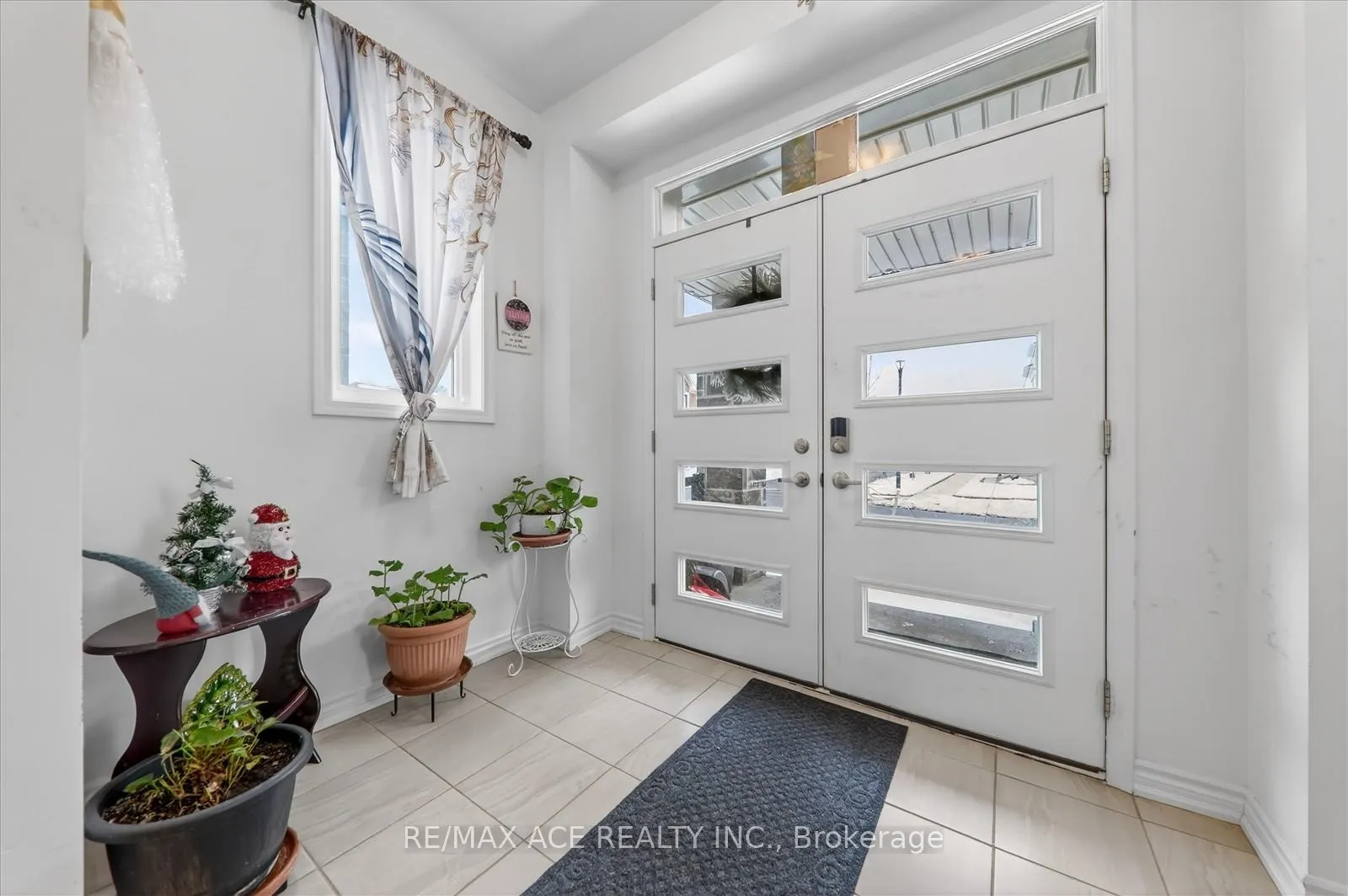 Photo 5 of 1419 Mockingbird Square, Pickering, Rural Pickering — HOMEH