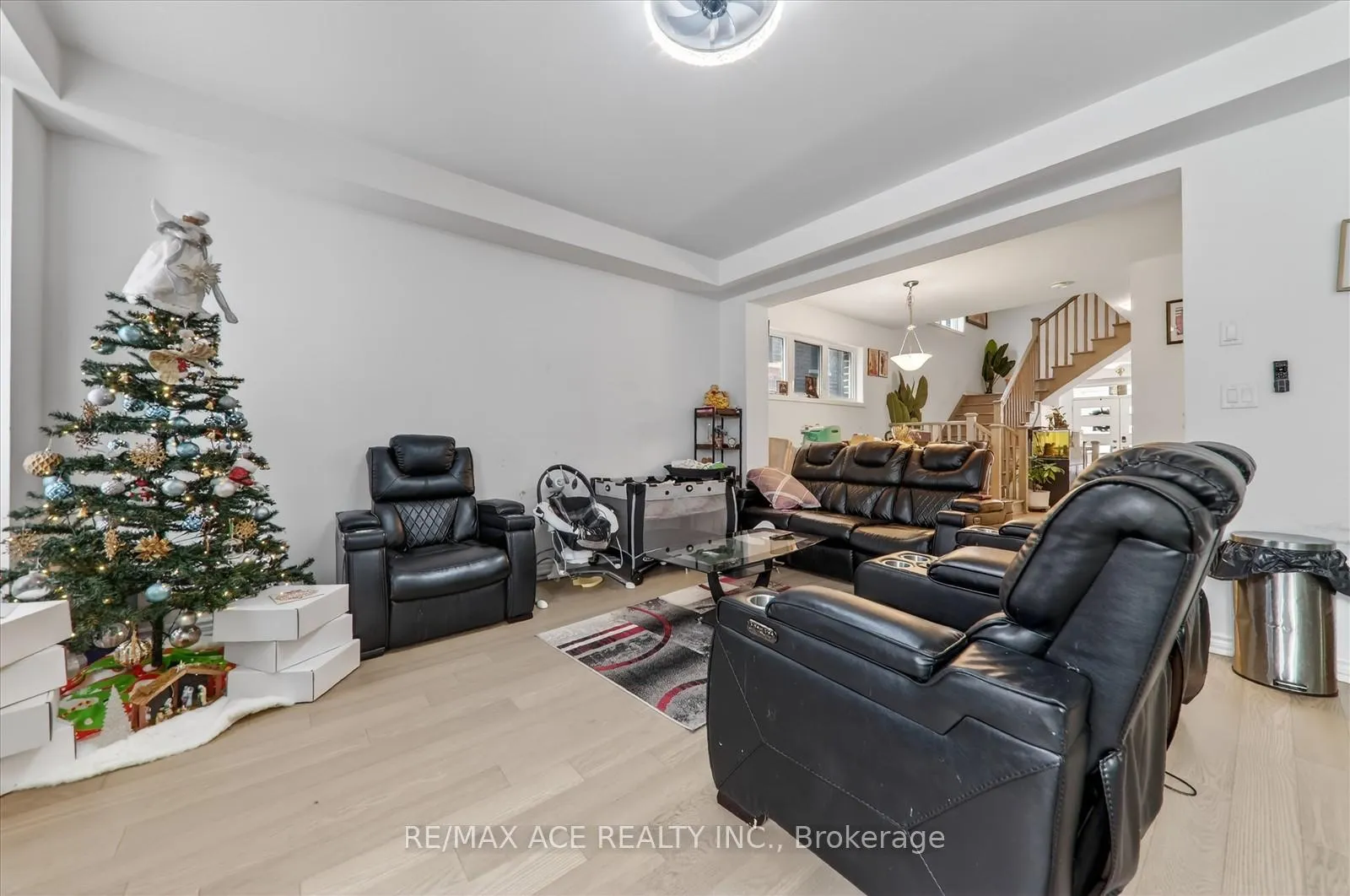 Photo 9 of 1419 Mockingbird Square, Pickering, Rural Pickering — HOMEH