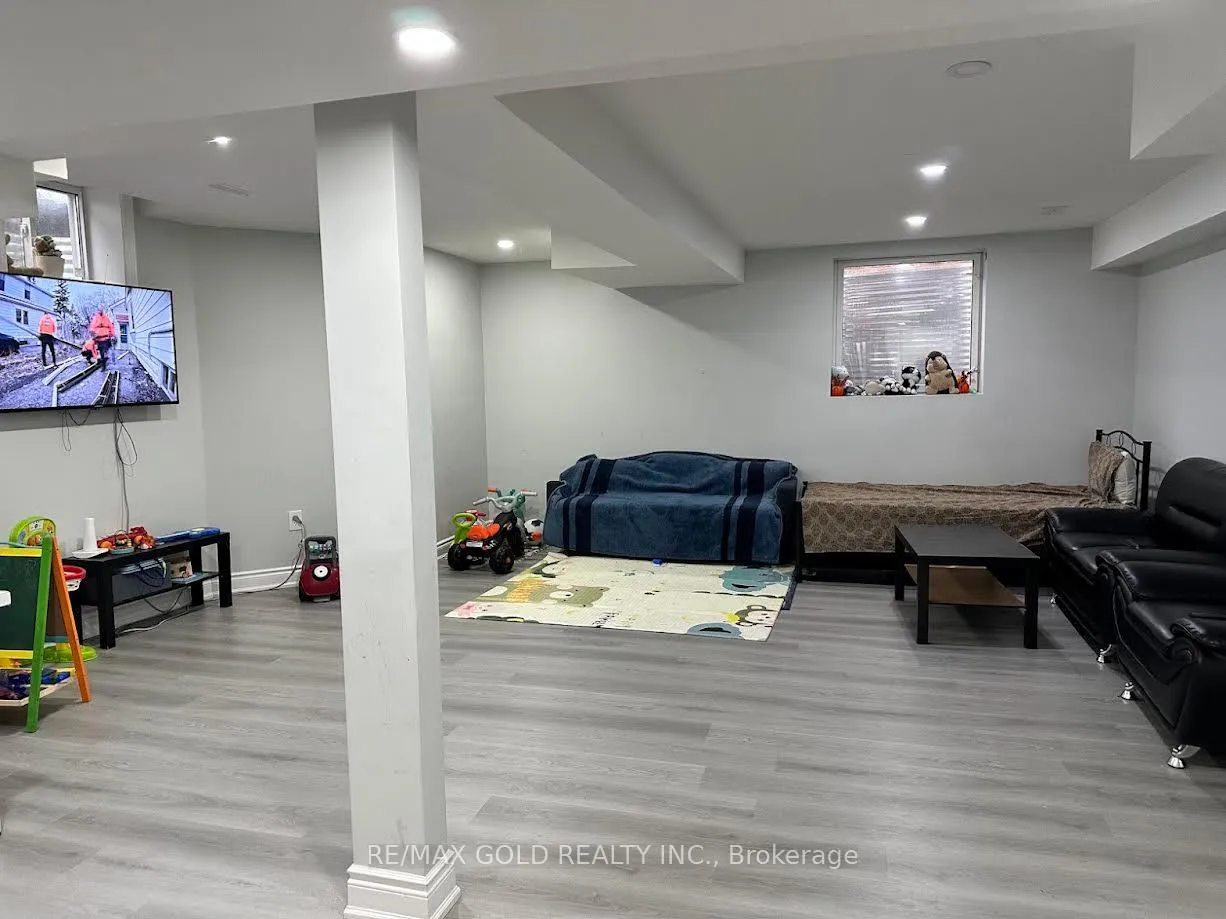 Photo 2 of 73 Snow Leopard Court, Brampton, Sandringham-Wellington — HOMEH