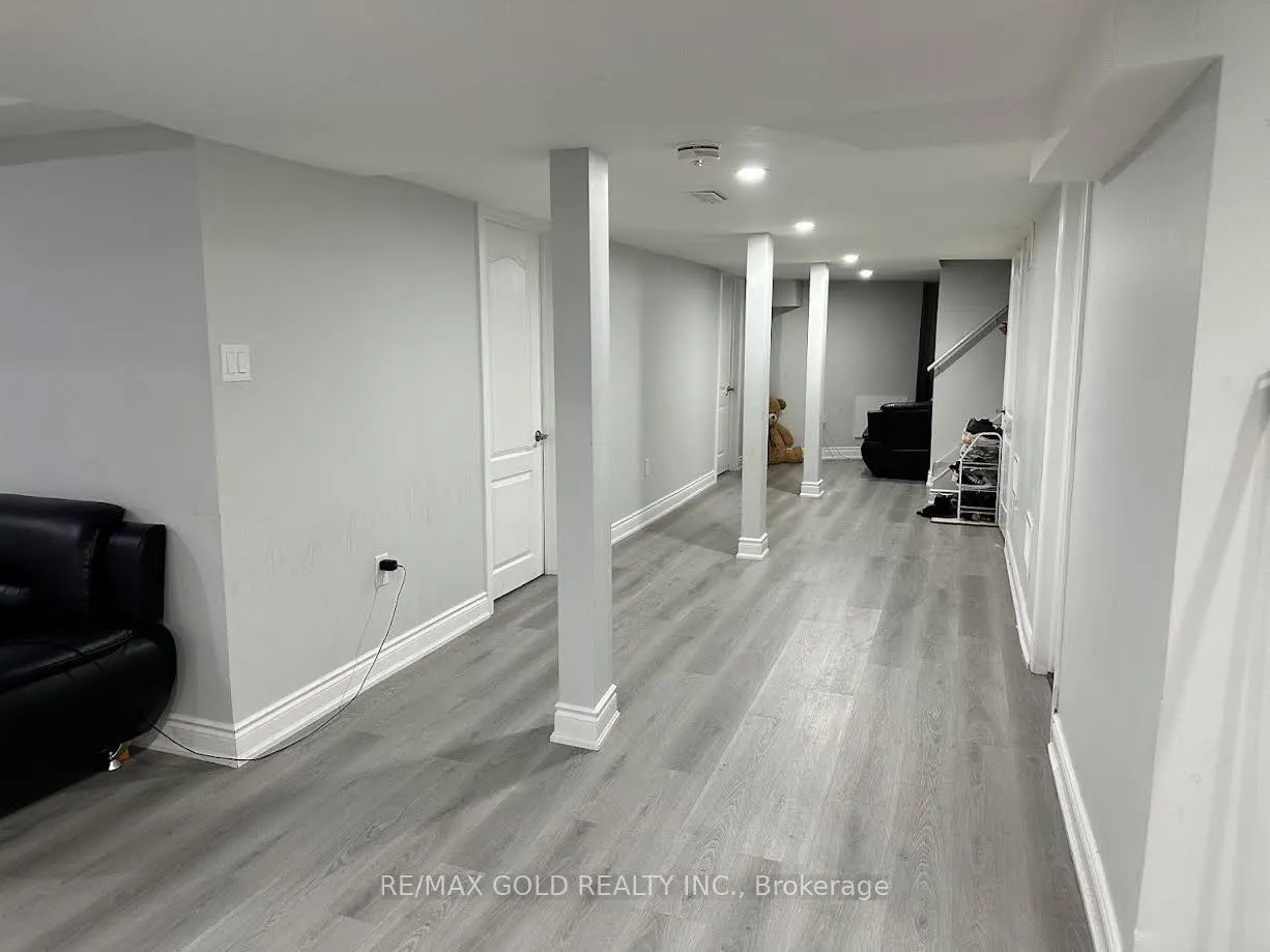 Photo 3 of 73 Snow Leopard Court, Brampton, Sandringham-Wellington — HOMEH