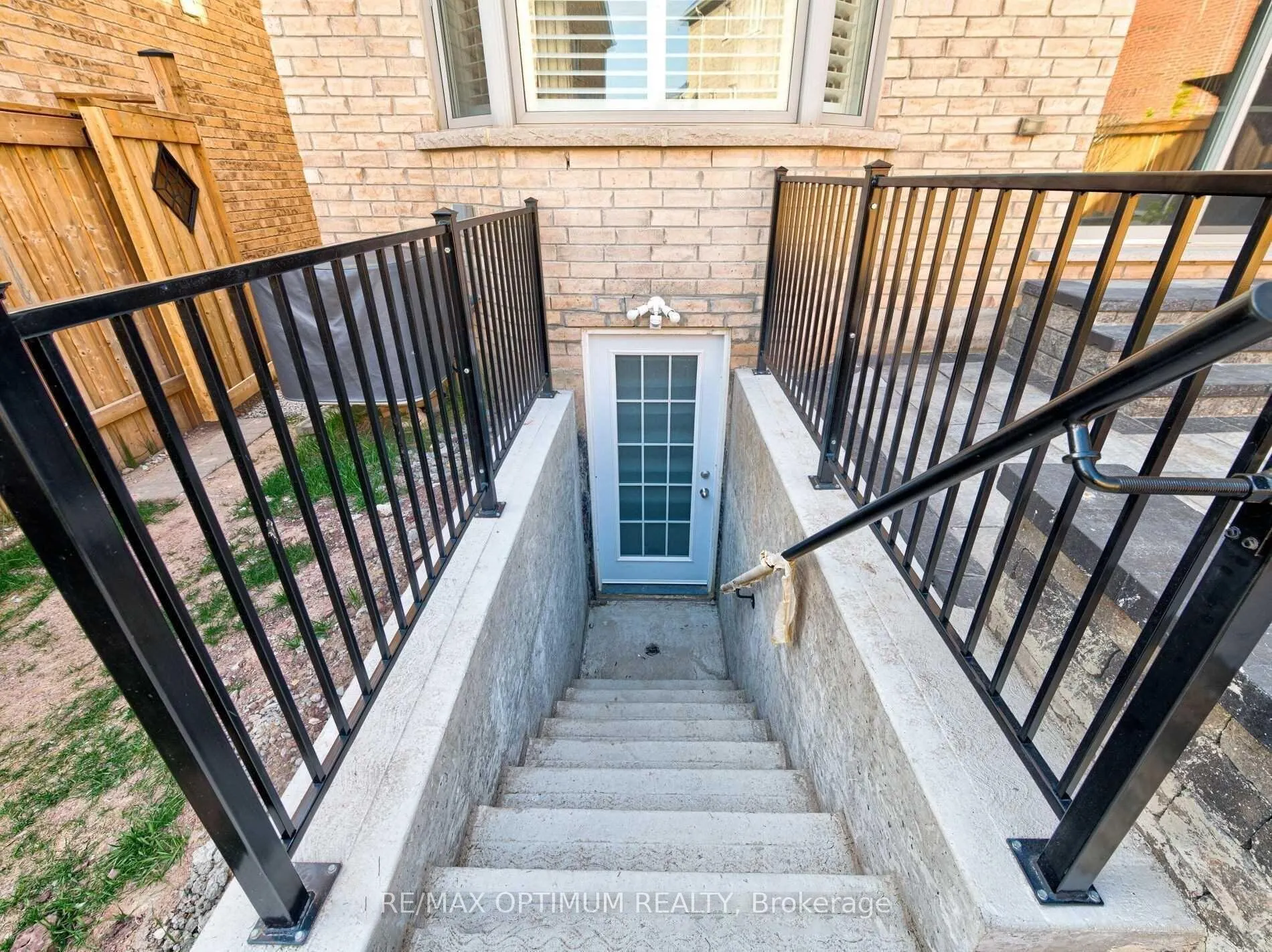 Photo 38 of 3 Bittersweet Road, Brampton, Credit Valley — HOMEH