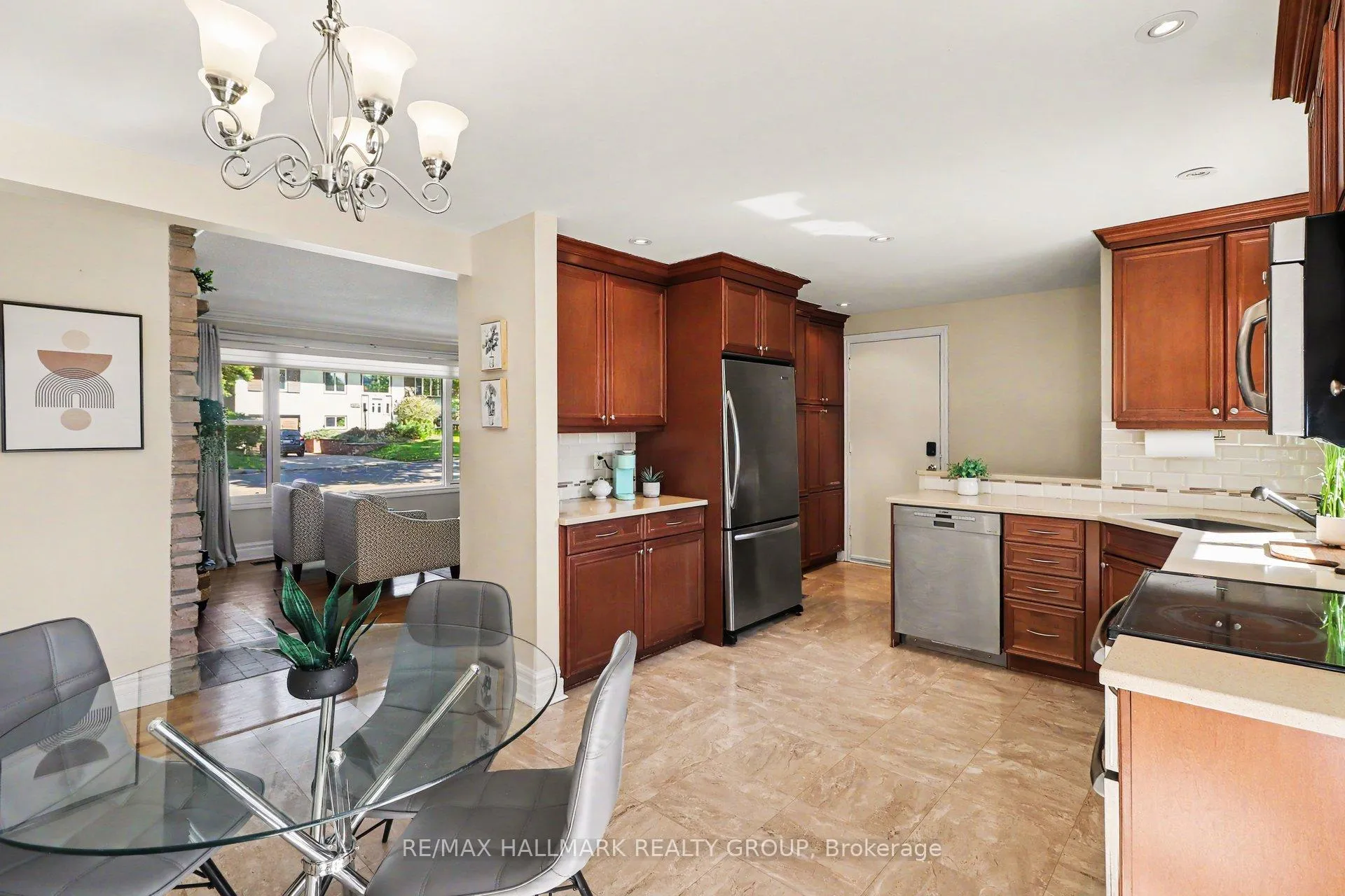 Photo 9 of 2640 Ulster Crescent, Ottawa, Riverside Park — HOMEH