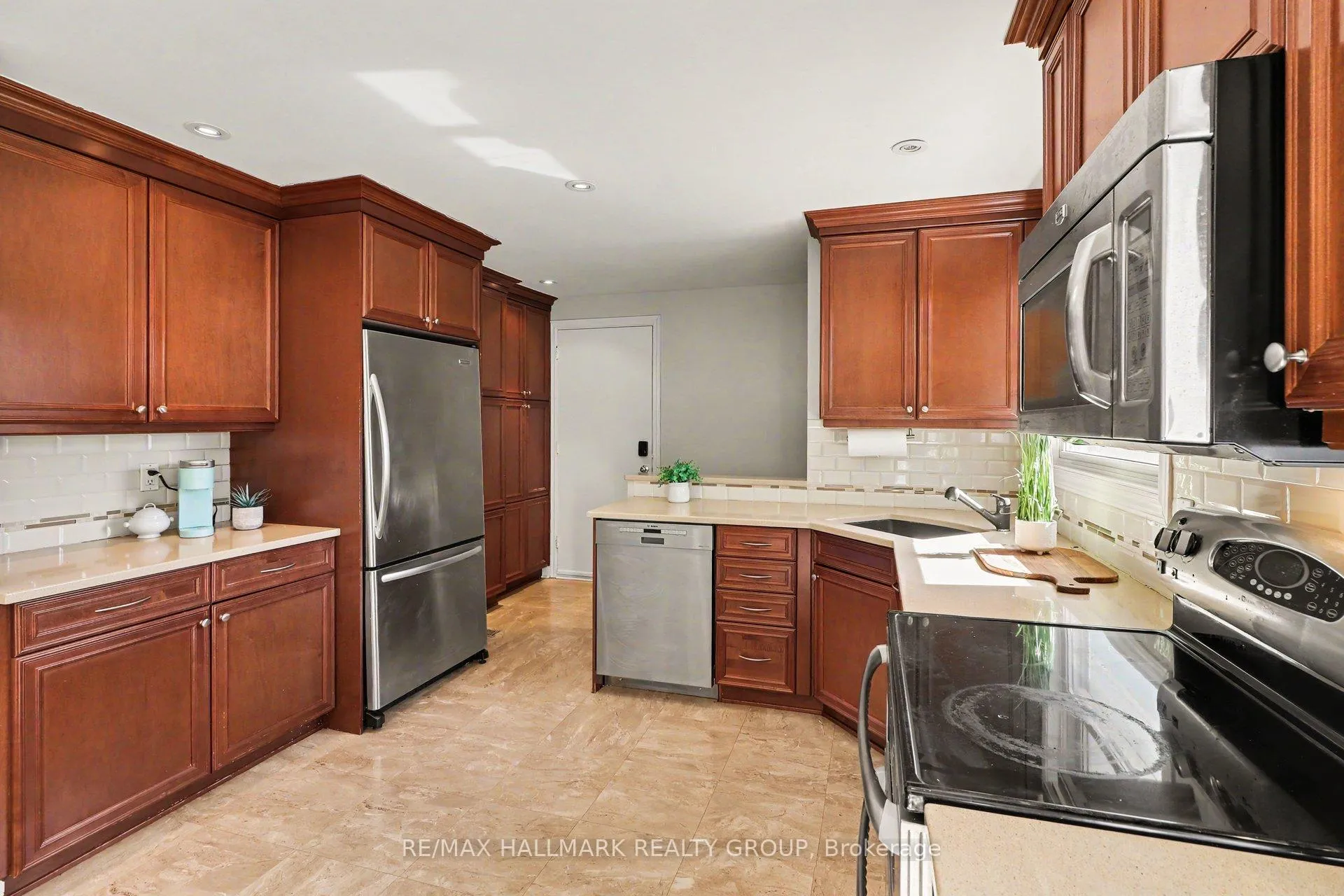 Photo 10 of 2640 Ulster Crescent, Ottawa, Riverside Park — HOMEH