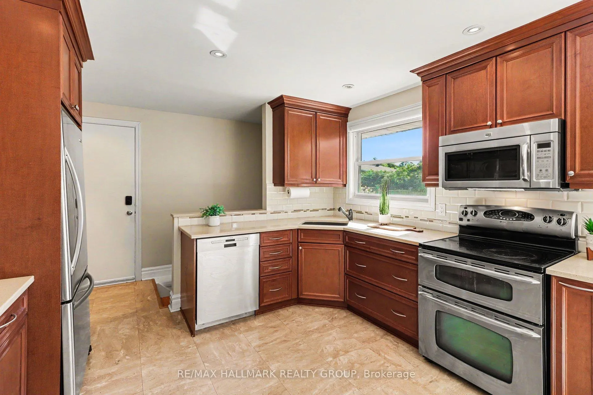 Photo 11 of 2640 Ulster Crescent, Ottawa, Riverside Park — HOMEH