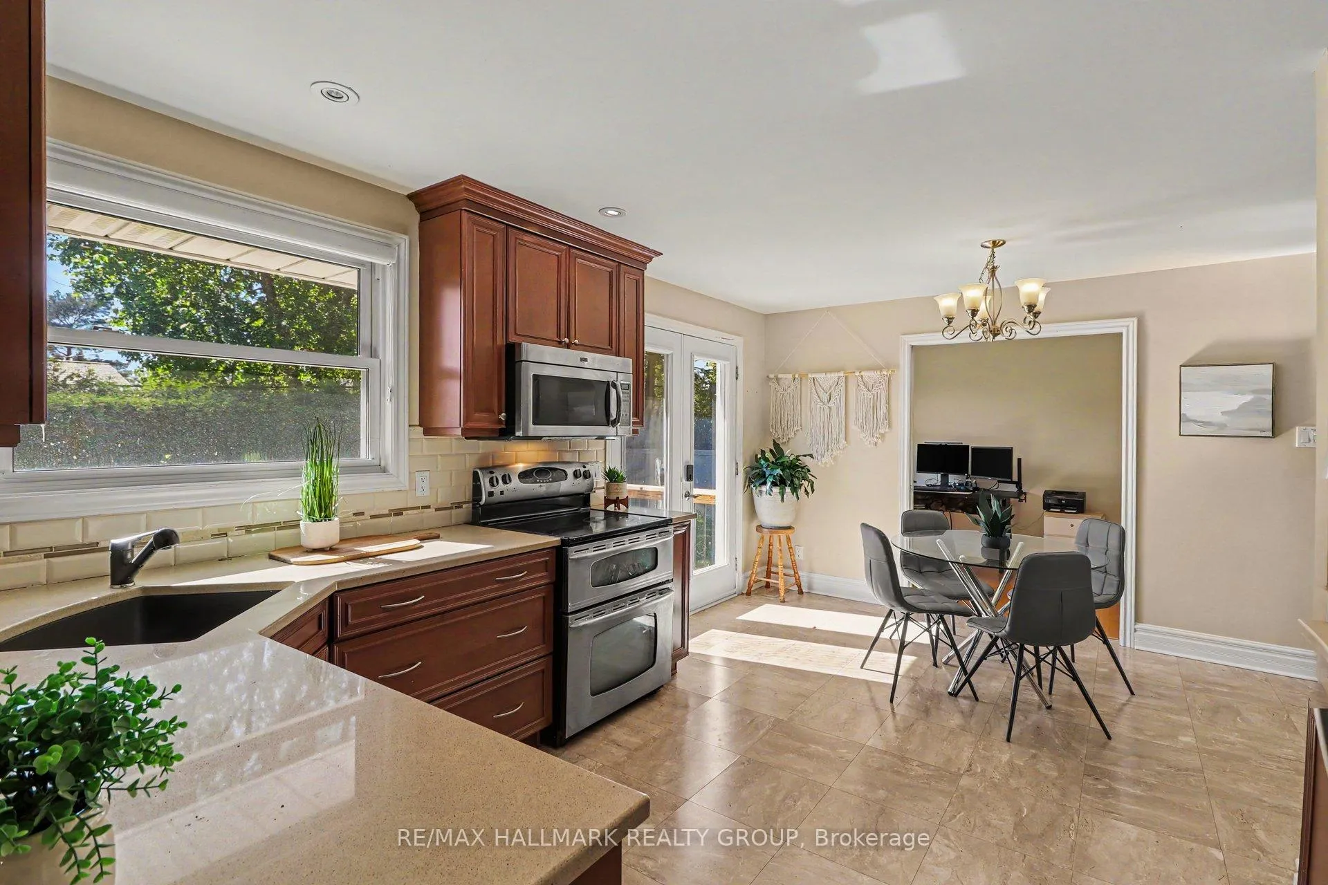 Photo 12 of 2640 Ulster Crescent, Ottawa, Riverside Park — HOMEH
