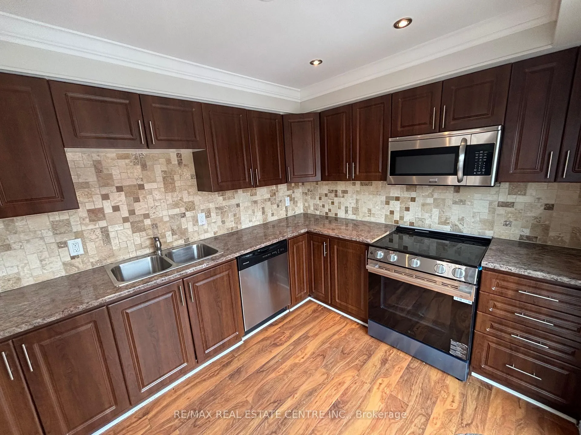 Photo 7 of Unit 9, 29 Heritage Drive, Hamilton, Stoney Creek — HOMEH