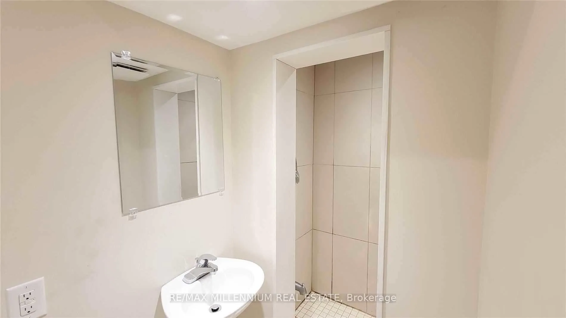 Photo 11 of 3 Jasmine Road, North York, Humbermede — HOMEH