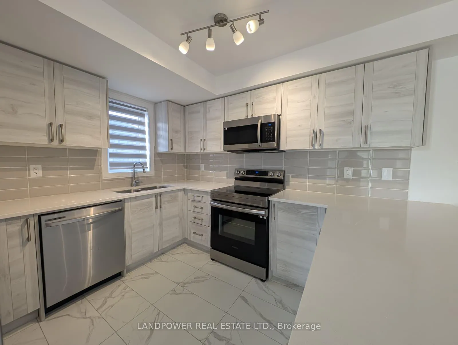 Photo 3 of 52 Appletree Lane, Barrie, Innis-Shore — HOMEH