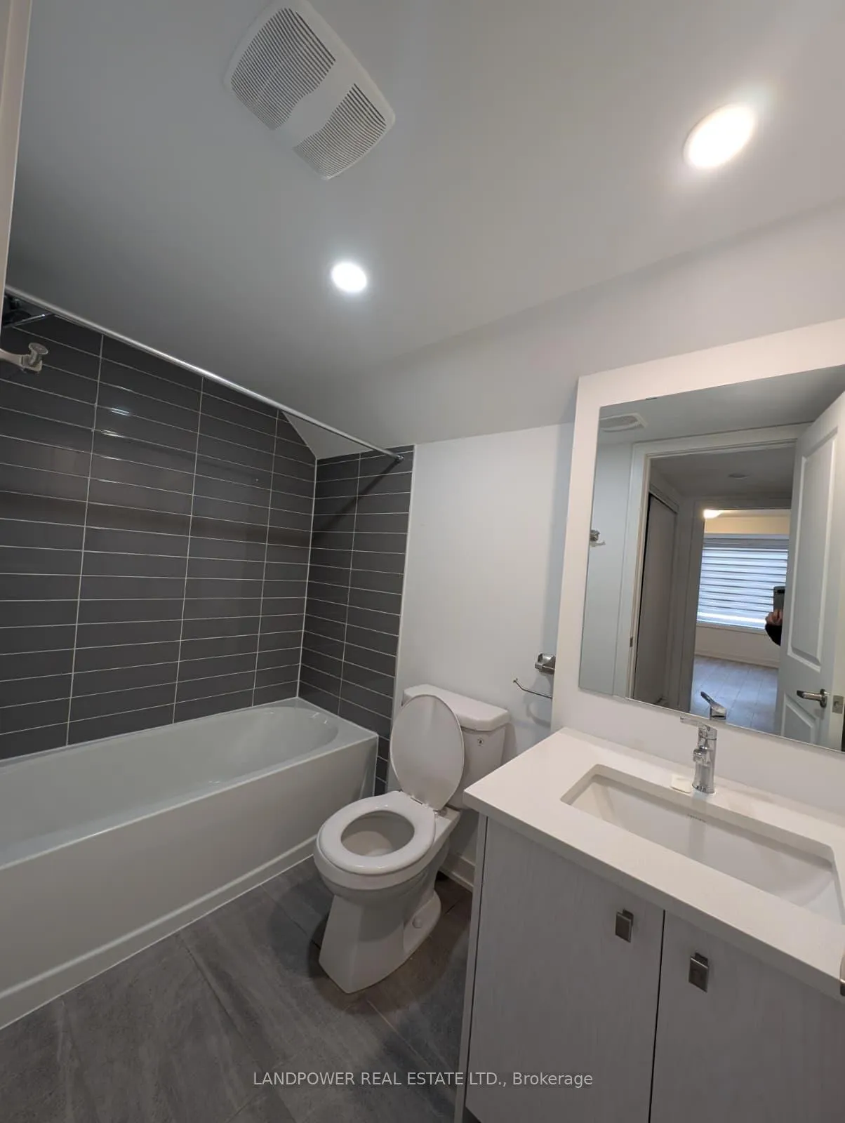Photo 8 of 52 Appletree Lane, Barrie, Innis-Shore — HOMEH