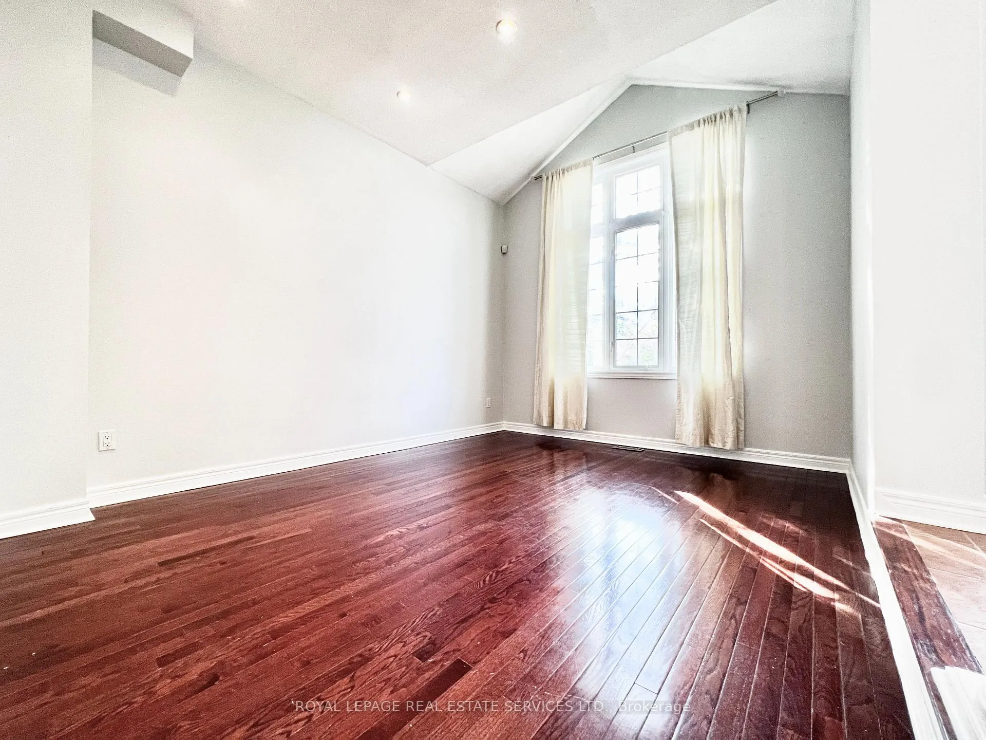 Photo 7 of 3306 Fox Run Circle, Oakville, Bronte — HOMEH