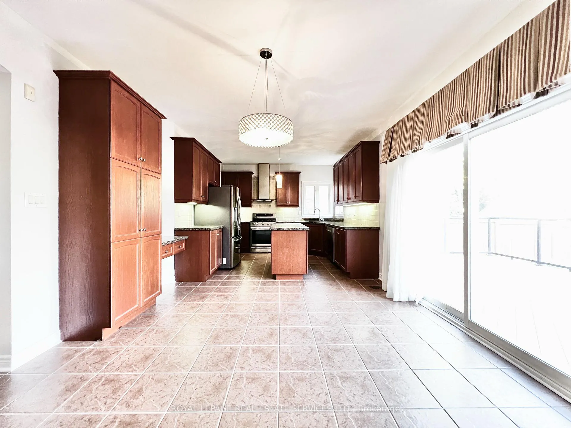Photo 13 of 3306 Fox Run Circle, Oakville, Bronte — HOMEH
