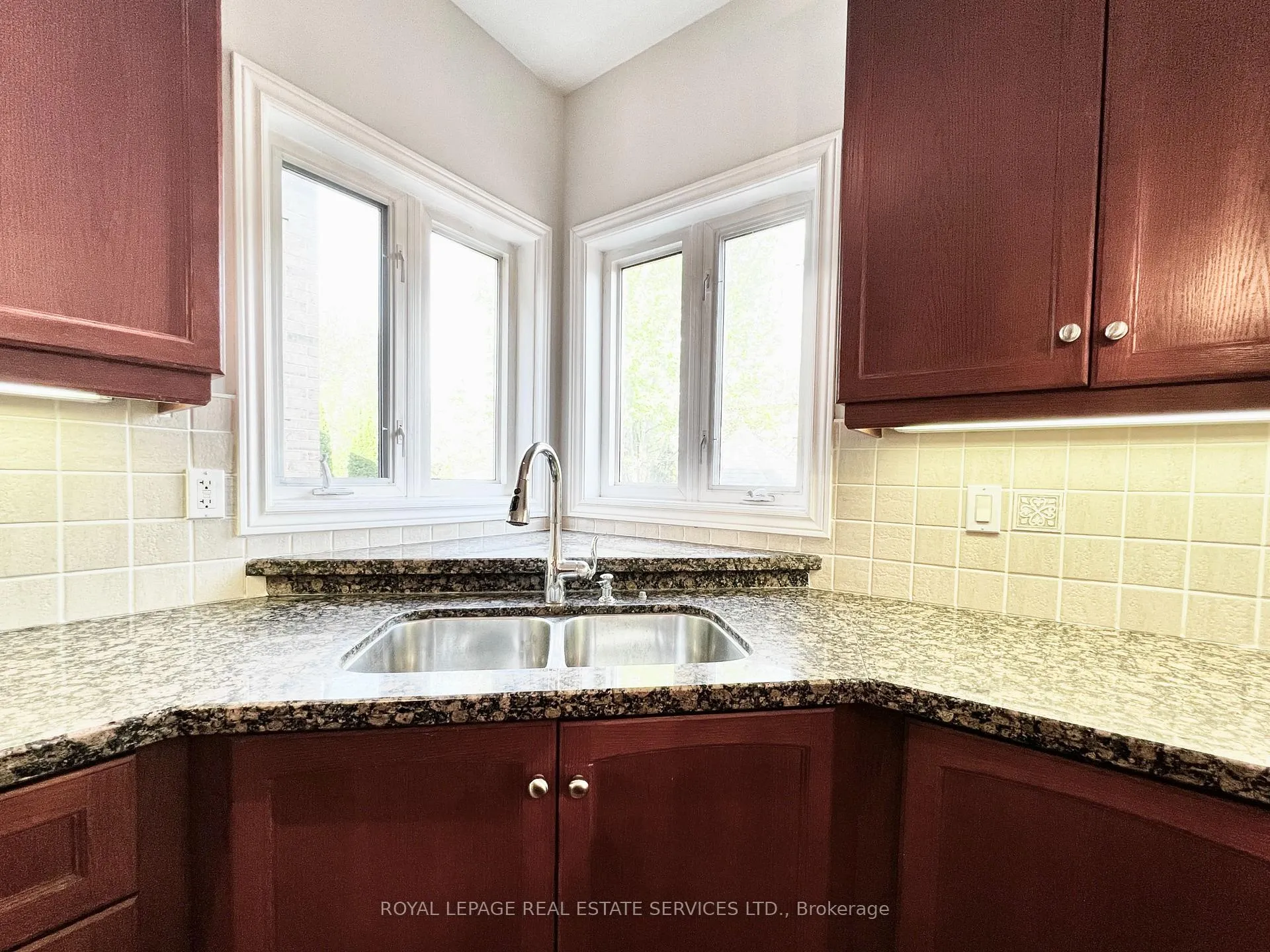 Photo 15 of 3306 Fox Run Circle, Oakville, Bronte — HOMEH
