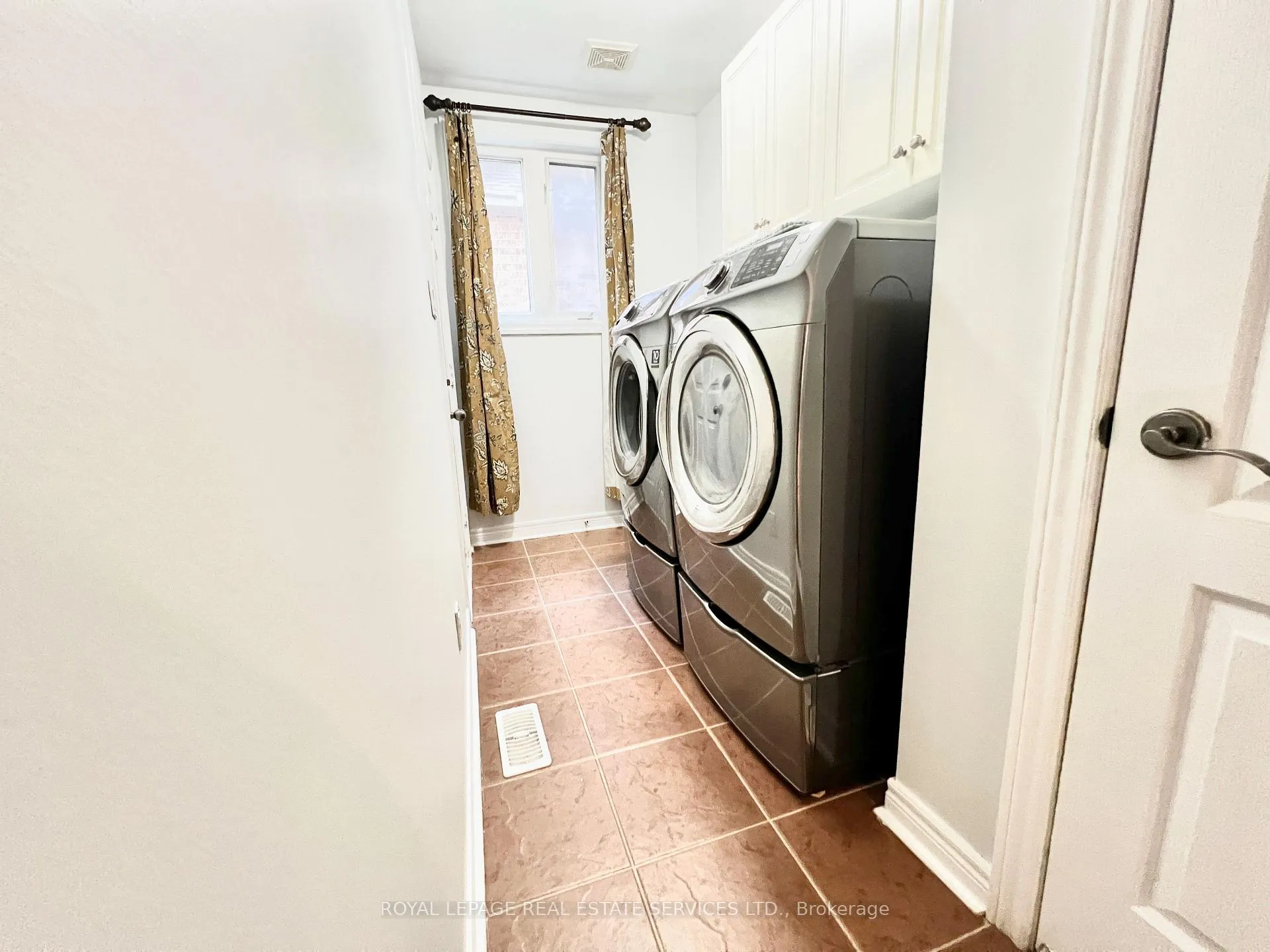 Photo 20 of 3306 Fox Run Circle, Oakville, Bronte — HOMEH