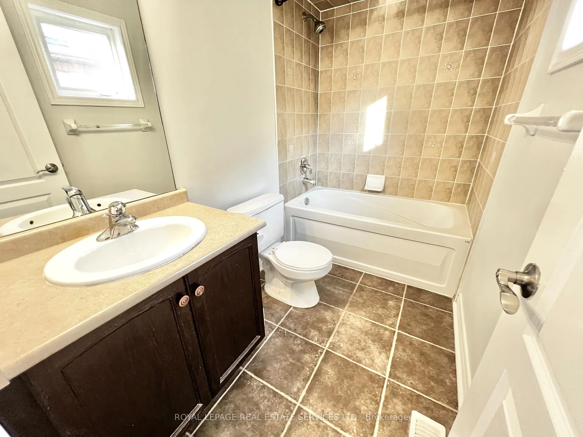 Photo 41 of 3306 Fox Run Circle, Oakville, Bronte — HOMEH