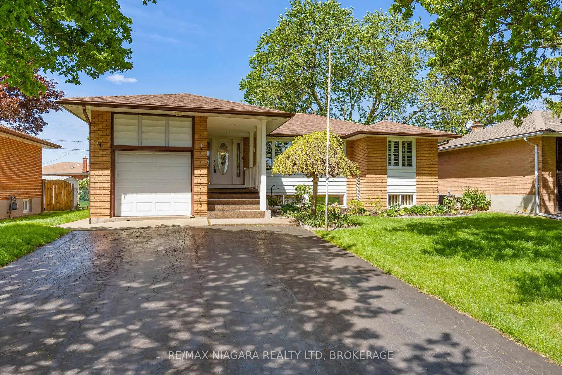 Photo 1 of 17 Sheba Crescent, Port Colborne, Main Street — HOMEH