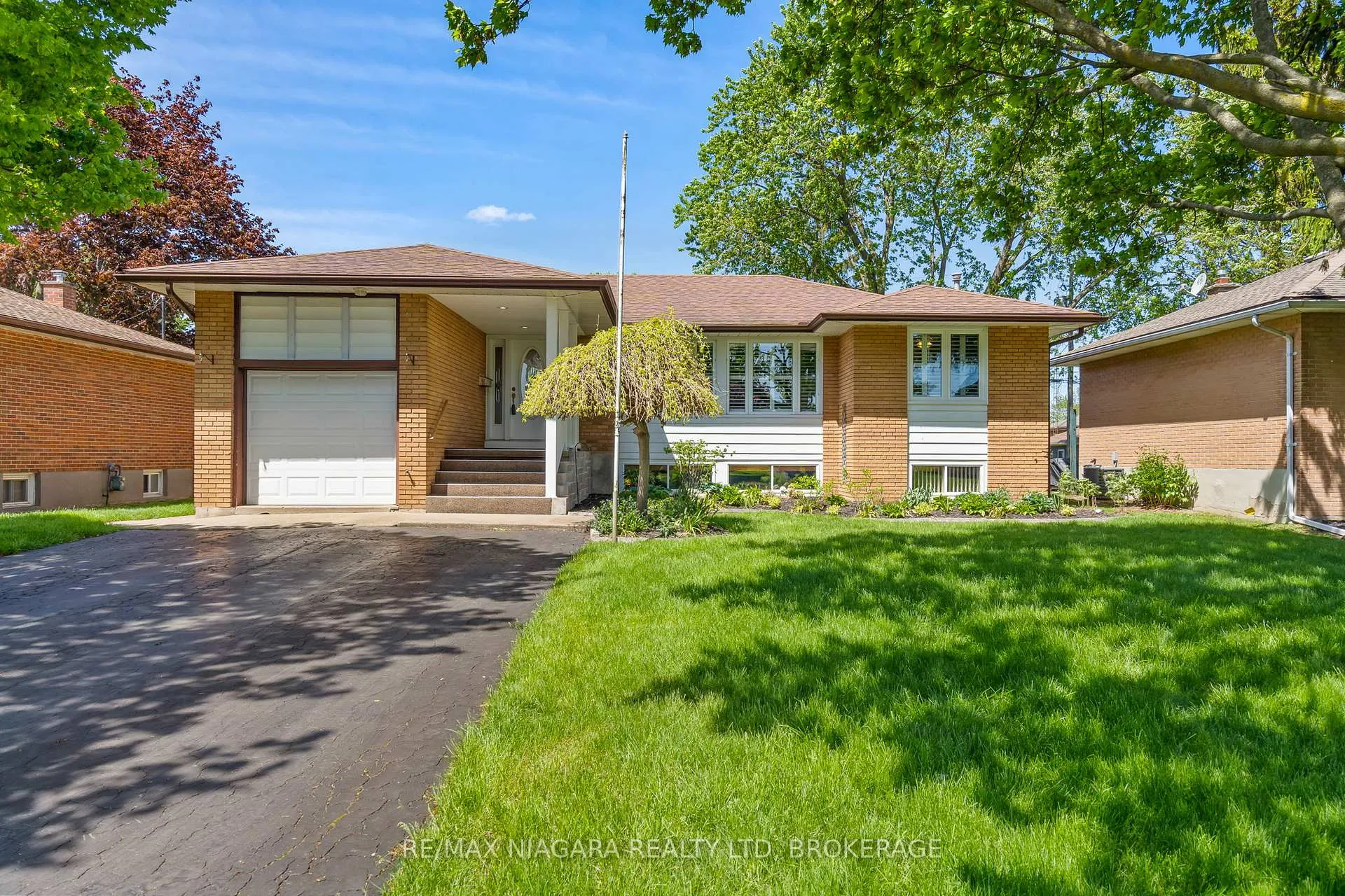 Photo 2 of 17 Sheba Crescent, Port Colborne, Main Street — HOMEH