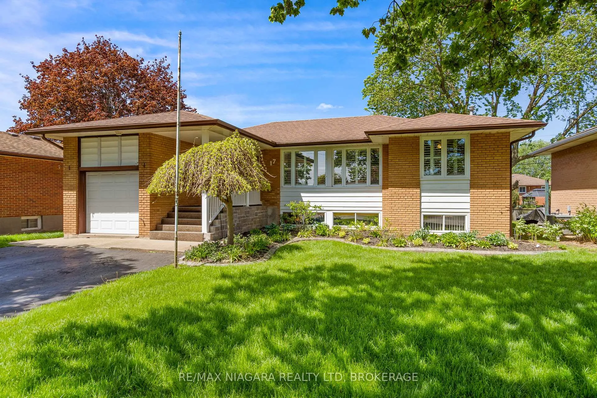Photo 3 of 17 Sheba Crescent, Port Colborne, Main Street — HOMEH