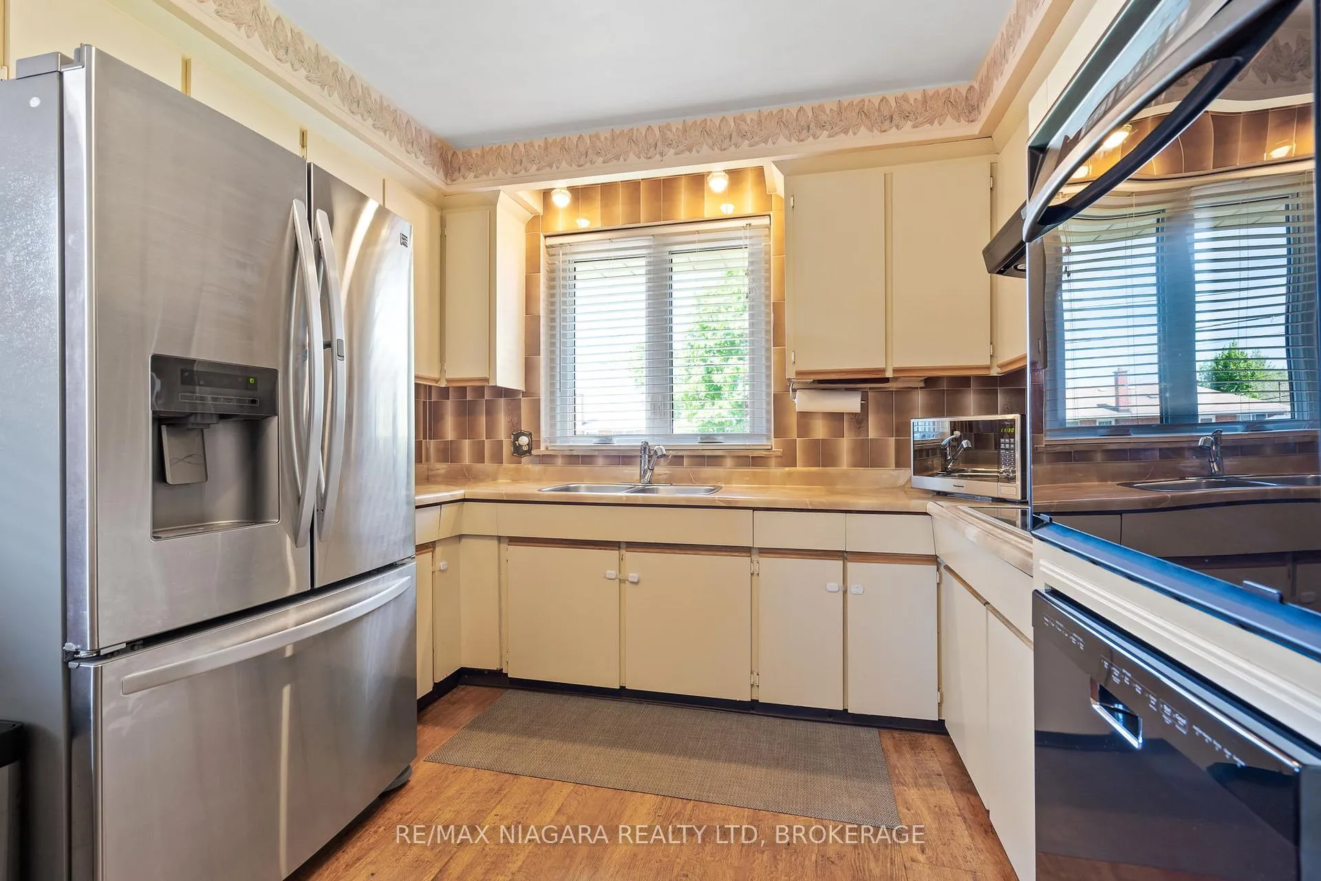 Photo 10 of 17 Sheba Crescent, Port Colborne, Main Street — HOMEH