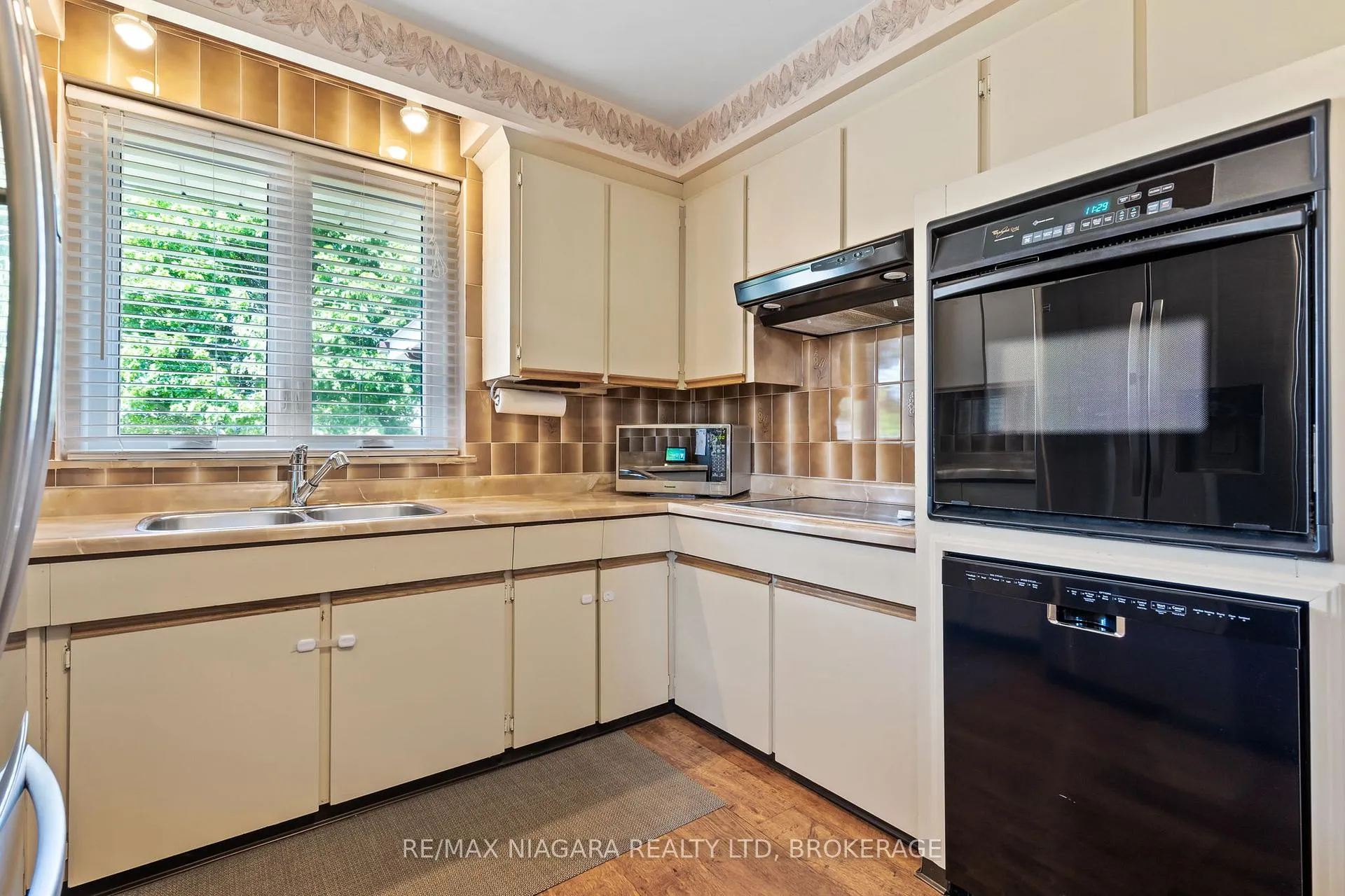 Photo 11 of 17 Sheba Crescent, Port Colborne, Main Street — HOMEH