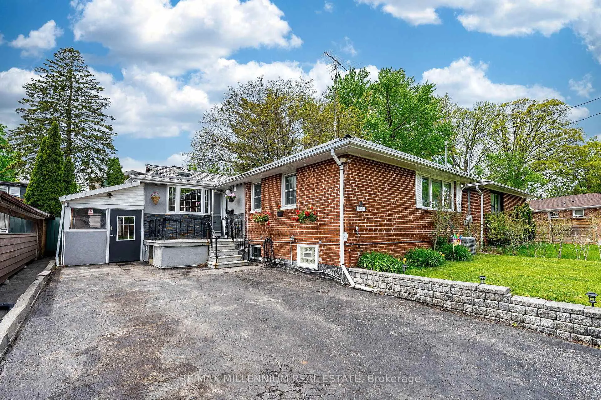 Front of 271 Thistle Down Boulevard W