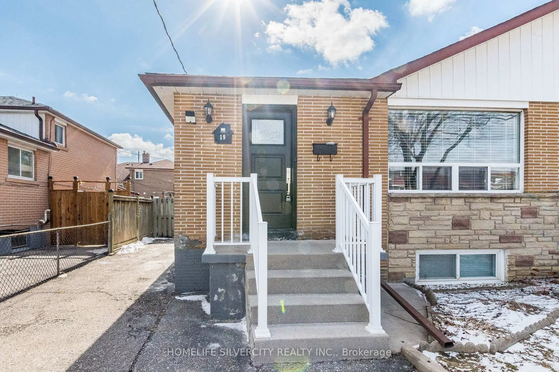Photo 2 of 19 Garfield Crescent, Brampton, Brampton North — HOMEH
