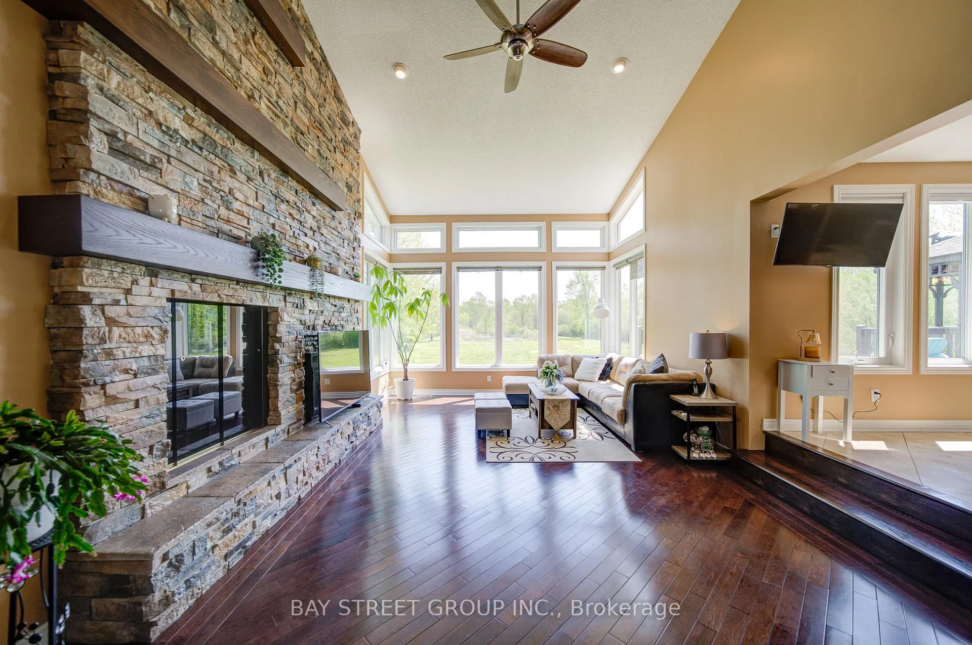 Photo 9 of 10638 Willoughby Drive, Niagara Falls, Lyons Creek — HOMEH